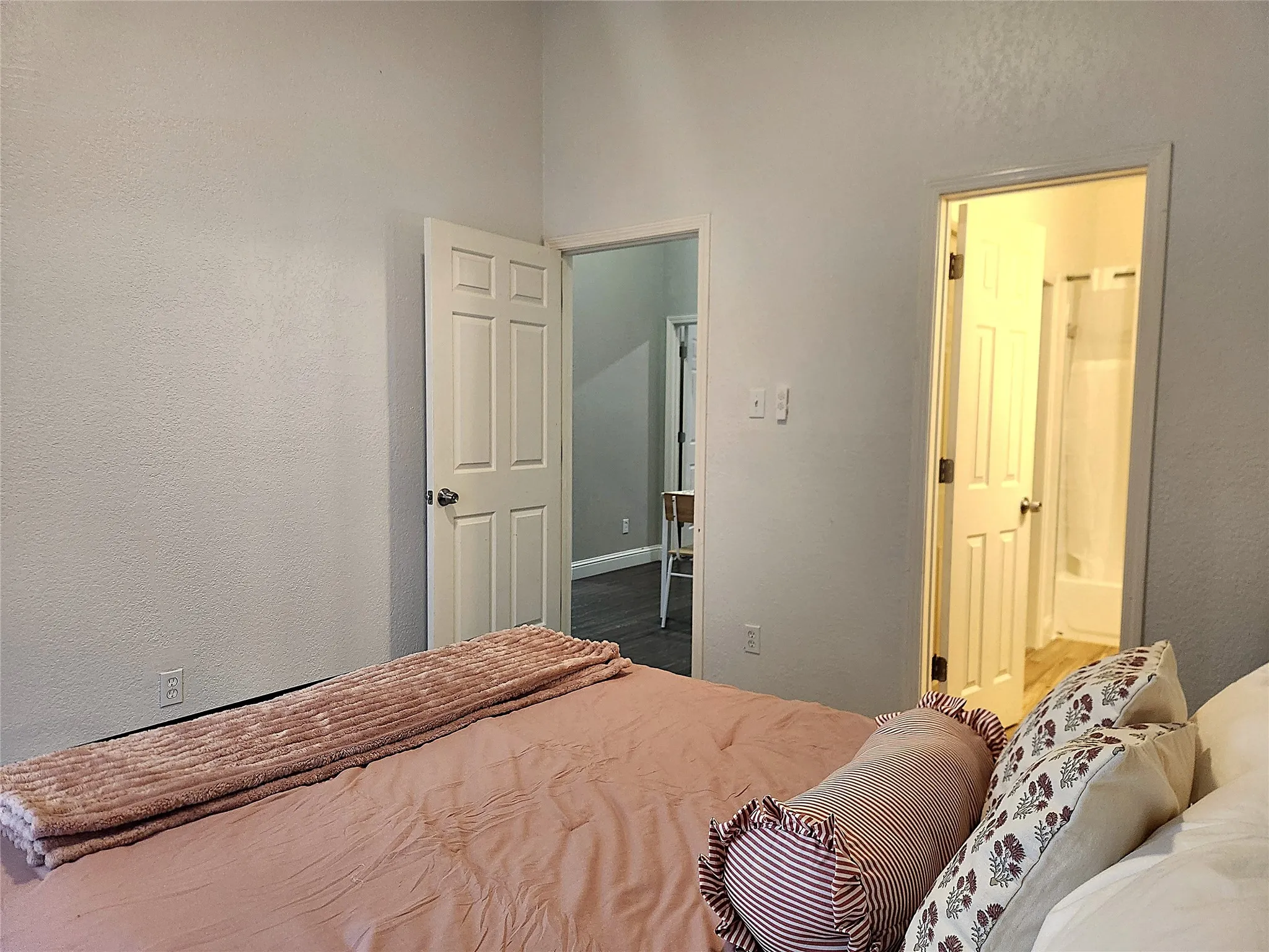 Condominium For Rent in Dallas County , 4800 W Lovers Lane, Dallas, Texas 75209, 2 Bedroom, 2 Bathroom, Garage spaces, 874 Sqft, built in 1984, mls#21410282, Real Estate Agent in Dallas, Homes For Rent in Dallas county, Homes For Rent in Dallas, Realtor in Dallas Texas, Real Estate Brokerage Independent Realty Texas, Luminita Cordes Realtor