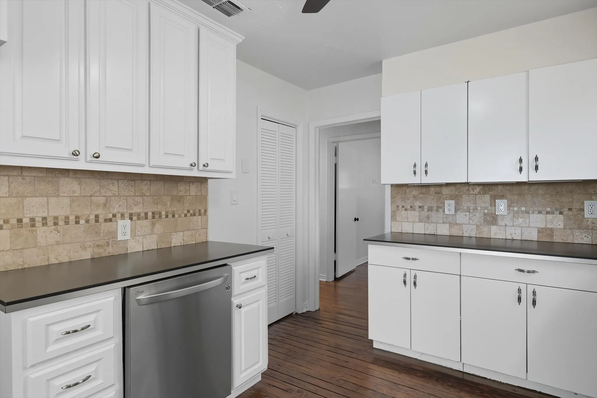 Single Family Residence For Sale in Tarrant County , 4028 Boyd Avenue, Fort Worth, Texas 76109, 3 Bedroom, 2 Bathroom, 2 Garage spaces, 1,514 Sqft, built in 1948, mls#21410242, Real Estate Agent in Fort Worth, Homes For Sale in Tarrant county, Homes For Sale in Fort Worth, Realtor in Fort Worth Texas, Real Estate Brokerage Independent Realty Texas, Luminita Cordes Realtor