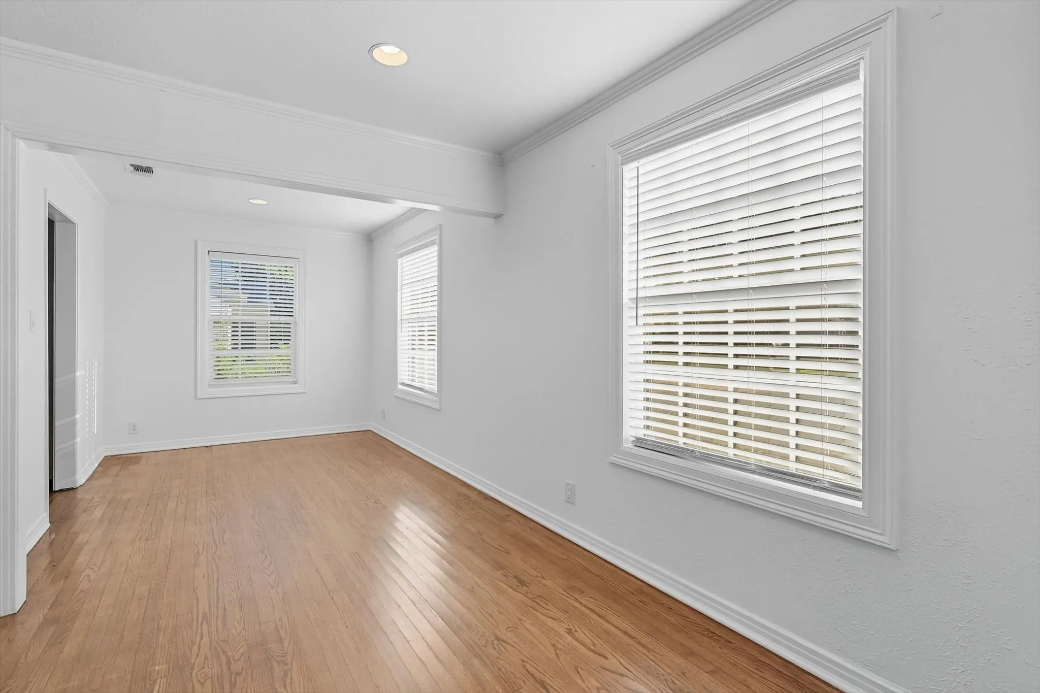 Single Family Residence For Sale in Tarrant County , 4028 Boyd Avenue, Fort Worth, Texas 76109, 3 Bedroom, 2 Bathroom, 2 Garage spaces, 1,514 Sqft, built in 1948, mls#21410242, Real Estate Agent in Fort Worth, Homes For Sale in Tarrant county, Homes For Sale in Fort Worth, Realtor in Fort Worth Texas, Real Estate Brokerage Independent Realty Texas, Luminita Cordes Realtor