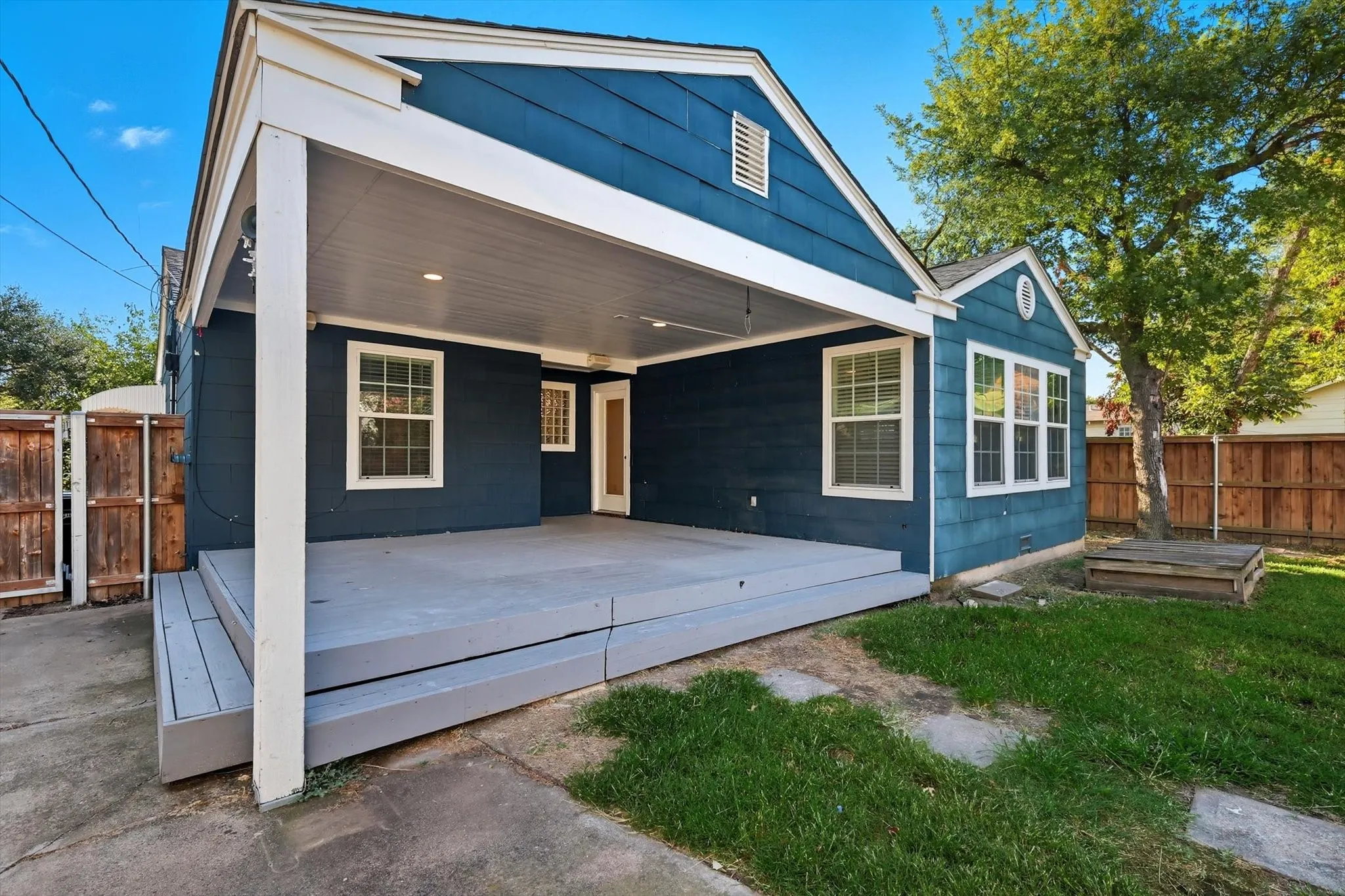 Single Family Residence For Sale in Tarrant County , 4028 Boyd Avenue, Fort Worth, Texas 76109, 3 Bedroom, 2 Bathroom, 2 Garage spaces, 1,514 Sqft, built in 1948, mls#21410242, Real Estate Agent in Fort Worth, Homes For Sale in Tarrant county, Homes For Sale in Fort Worth, Realtor in Fort Worth Texas, Real Estate Brokerage Independent Realty Texas, Luminita Cordes Realtor