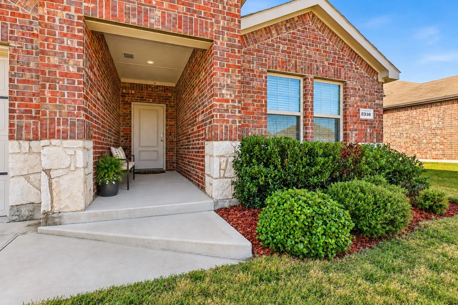 Virtually staged Entry
