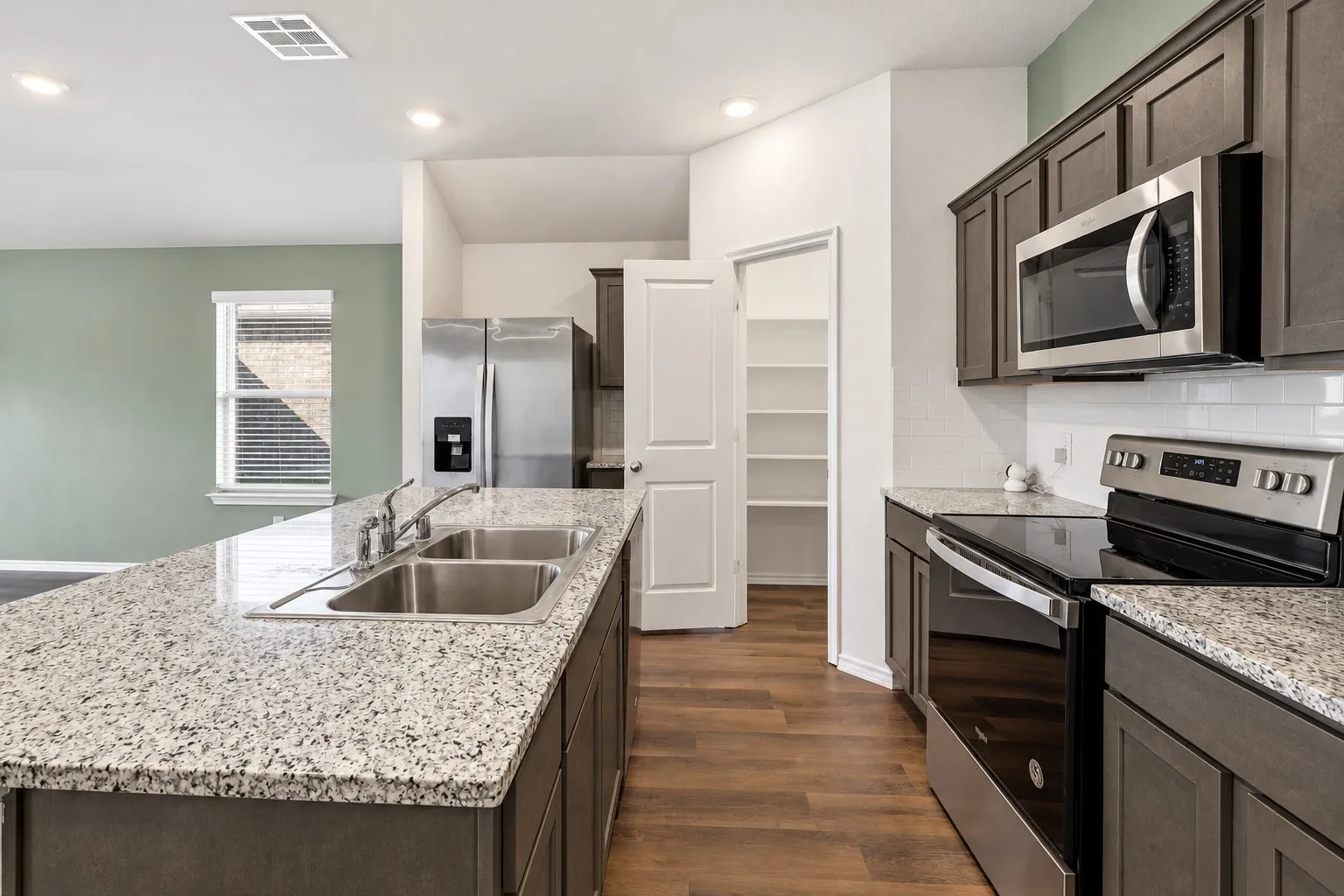 Note the large walk-in pantry!!