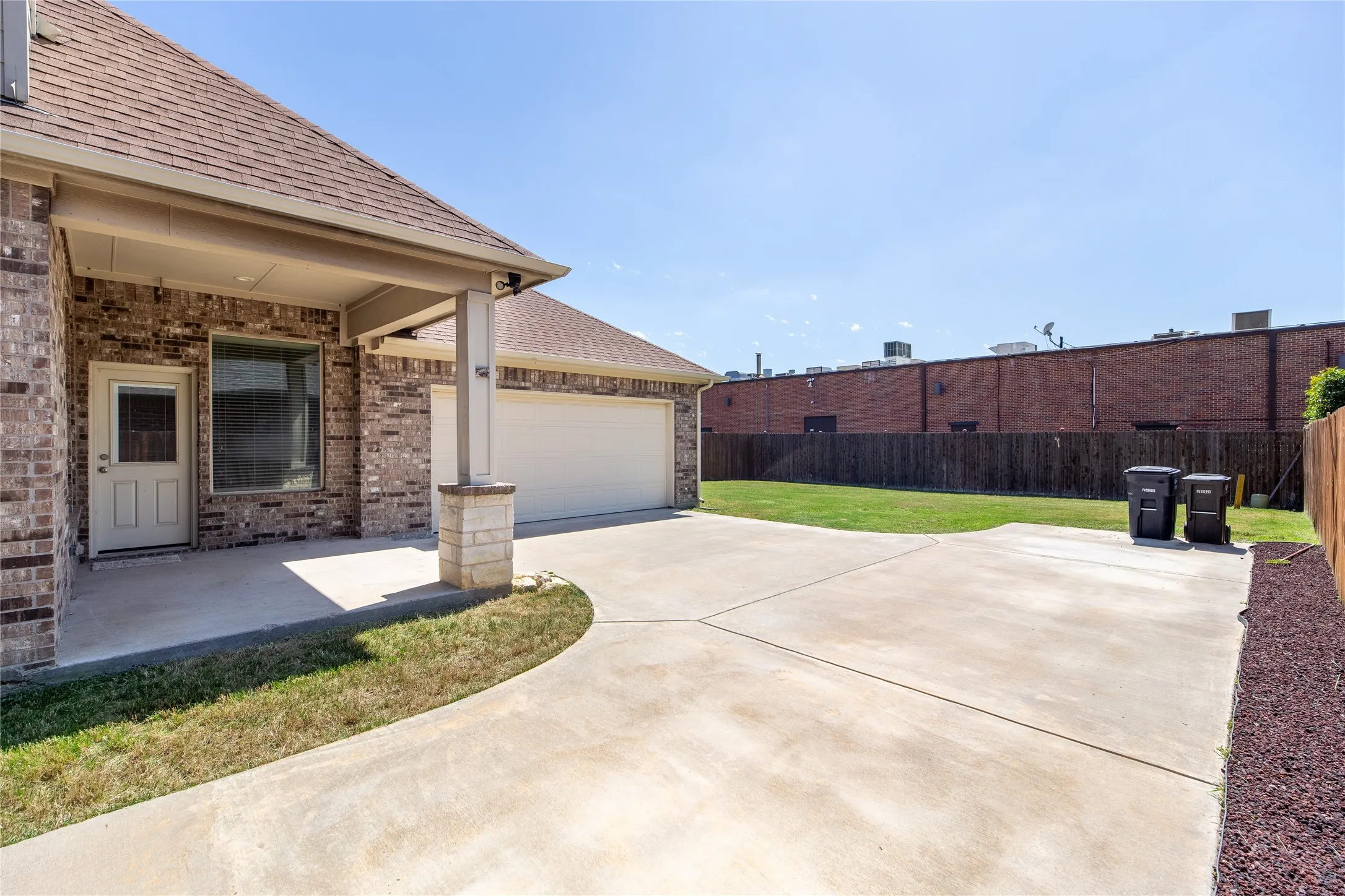 Duplex For Rent in Tarrant County , 5500 Ledgestone Drive, Fort Worth, Texas 76132, 3 Bedroom, 2 Bathroom, 2 Garage spaces, 2,420 Sqft, built in 2018, mls#21410251, Real Estate Agent in Fort Worth, Homes For Rent in Tarrant county, Homes For Rent in Fort Worth, Realtor in Fort Worth Texas, Real Estate Brokerage Independent Realty Texas, Luminita Cordes Realtor