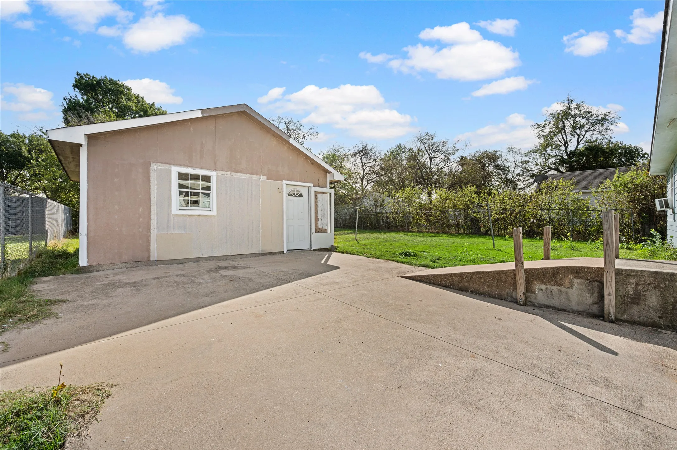 Single Family Residence For Sale in Dallas County , 6628 Glesman Street, Dallas, Texas 75232, 2 Bedroom, 1 Bathroom, Garage spaces, 567 Sqft, built in 1948, mls#21409245, Real Estate Agent in Dallas, Homes For Sale in Dallas county, Homes For Sale in Dallas, Realtor in Dallas Texas, Real Estate Brokerage Independent Realty Texas, Luminita Cordes Realtor