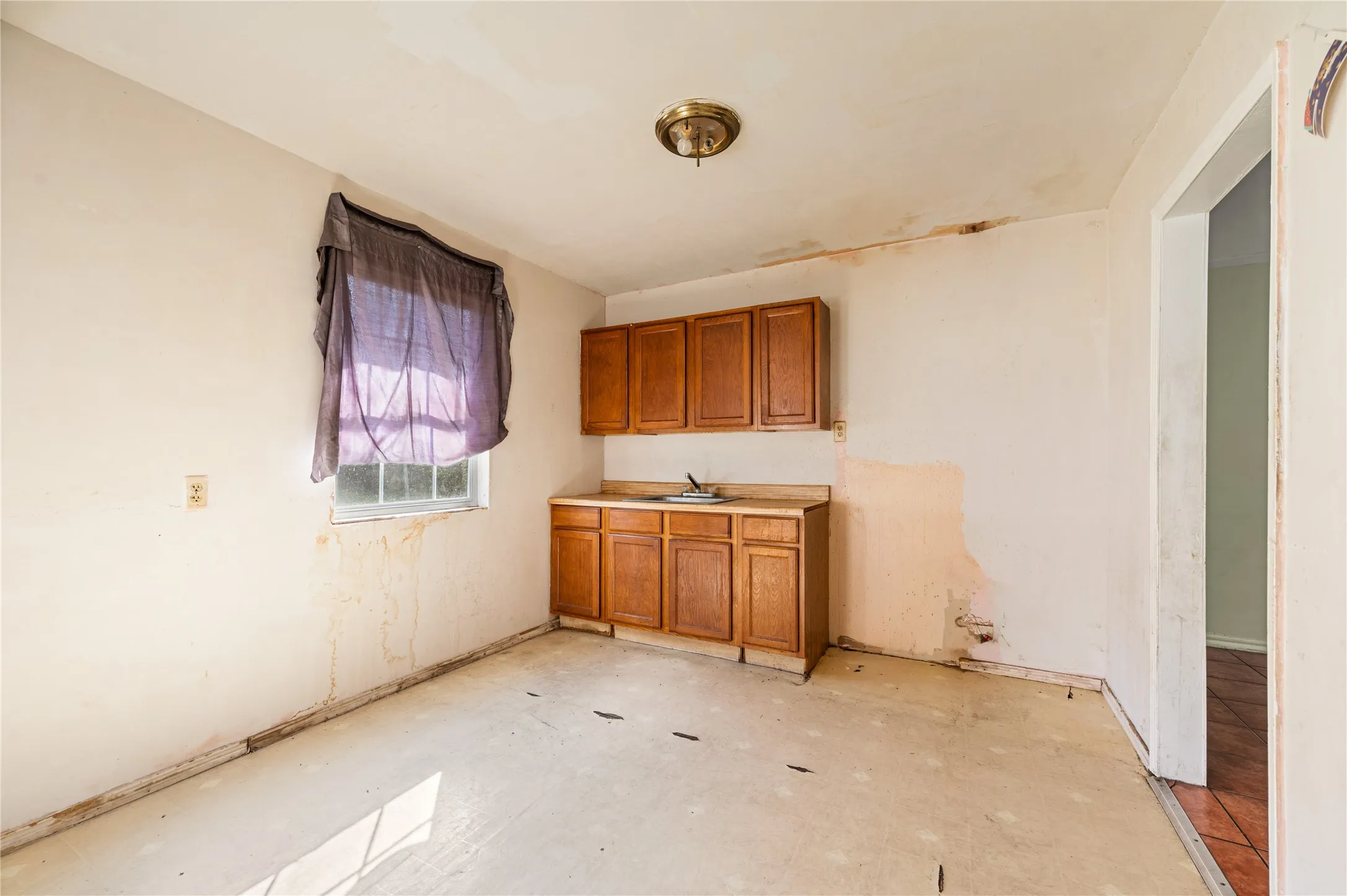Single Family Residence For Sale in Dallas County , 6628 Glesman Street, Dallas, Texas 75232, 2 Bedroom, 1 Bathroom, Garage spaces, 567 Sqft, built in 1948, mls#21409245, Real Estate Agent in Dallas, Homes For Sale in Dallas county, Homes For Sale in Dallas, Realtor in Dallas Texas, Real Estate Brokerage Independent Realty Texas, Luminita Cordes Realtor