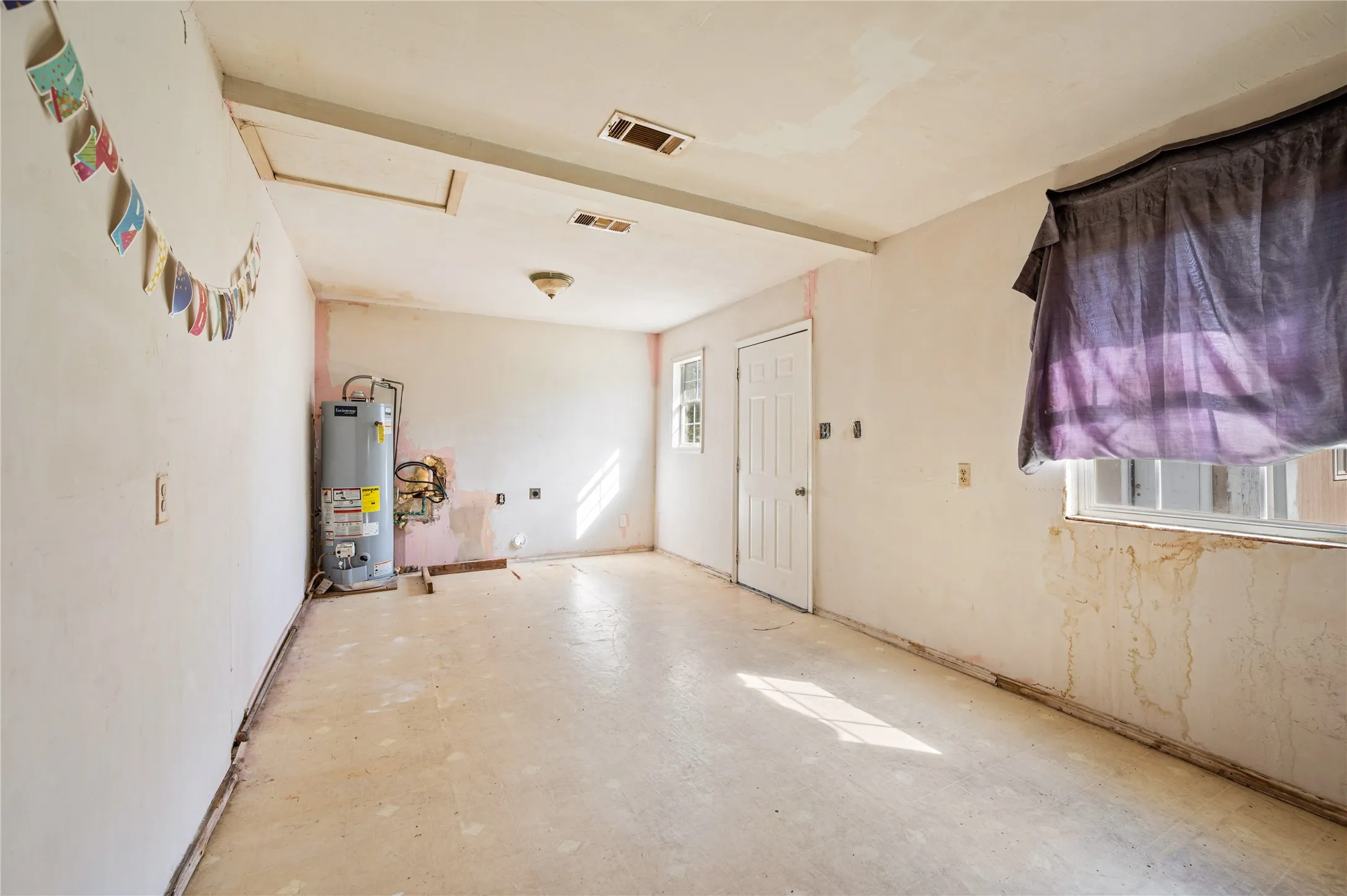Single Family Residence For Sale in Dallas County , 6628 Glesman Street, Dallas, Texas 75232, 2 Bedroom, 1 Bathroom, Garage spaces, 567 Sqft, built in 1948, mls#21409245, Real Estate Agent in Dallas, Homes For Sale in Dallas county, Homes For Sale in Dallas, Realtor in Dallas Texas, Real Estate Brokerage Independent Realty Texas, Luminita Cordes Realtor