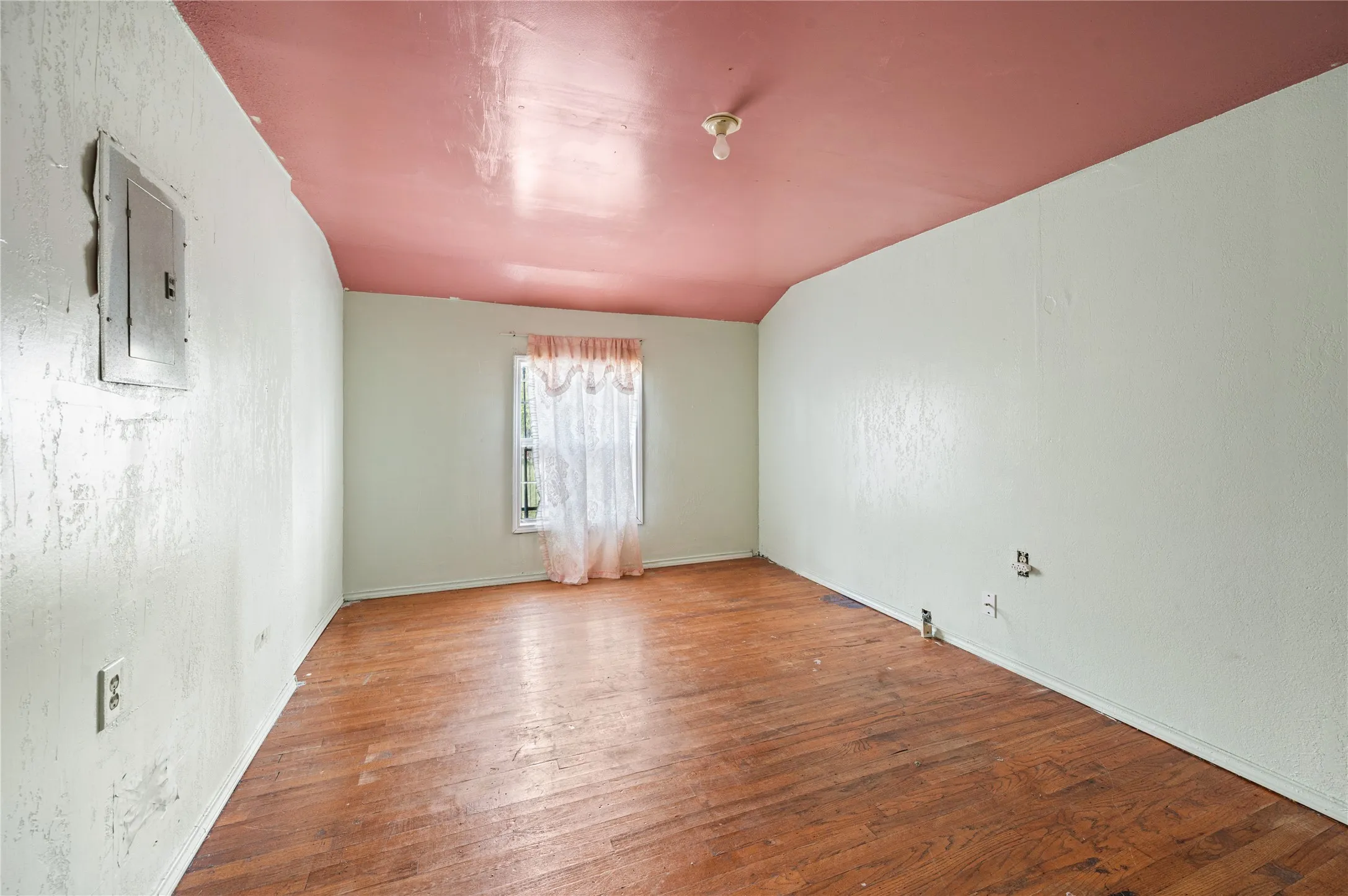Single Family Residence For Sale in Dallas County , 6628 Glesman Street, Dallas, Texas 75232, 2 Bedroom, 1 Bathroom, Garage spaces, 567 Sqft, built in 1948, mls#21409245, Real Estate Agent in Dallas, Homes For Sale in Dallas county, Homes For Sale in Dallas, Realtor in Dallas Texas, Real Estate Brokerage Independent Realty Texas, Luminita Cordes Realtor