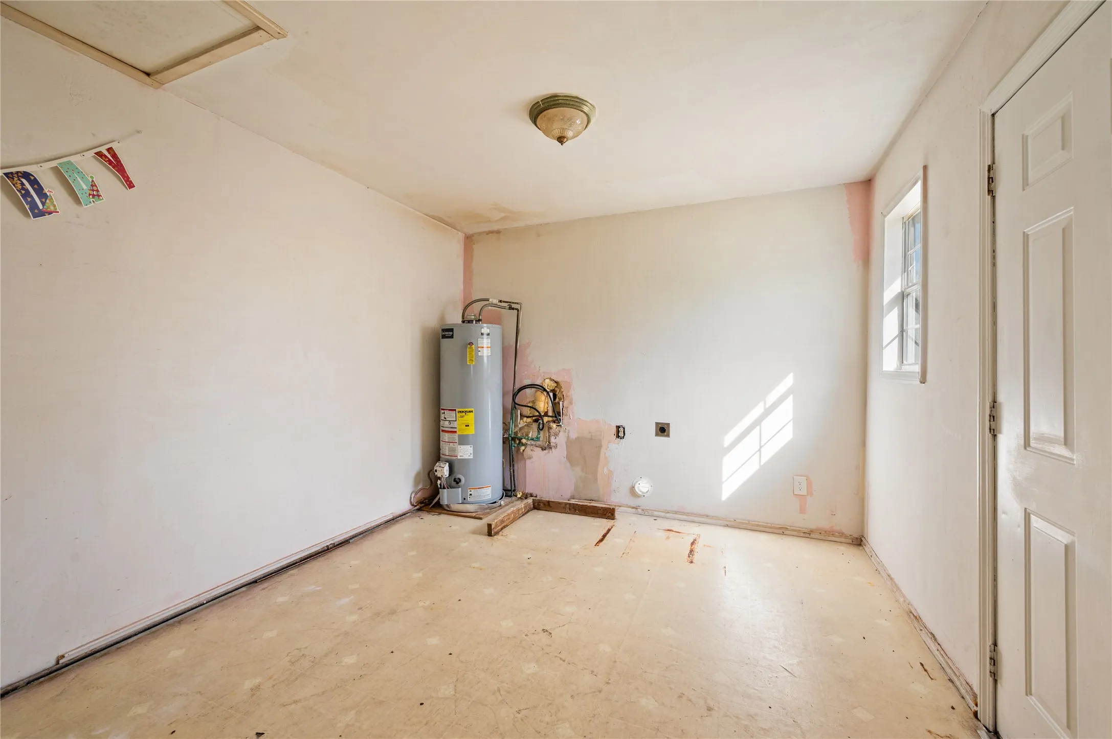 Single Family Residence For Sale in Dallas County , 6628 Glesman Street, Dallas, Texas 75232, 2 Bedroom, 1 Bathroom, Garage spaces, 567 Sqft, built in 1948, mls#21409245, Real Estate Agent in Dallas, Homes For Sale in Dallas county, Homes For Sale in Dallas, Realtor in Dallas Texas, Real Estate Brokerage Independent Realty Texas, Luminita Cordes Realtor