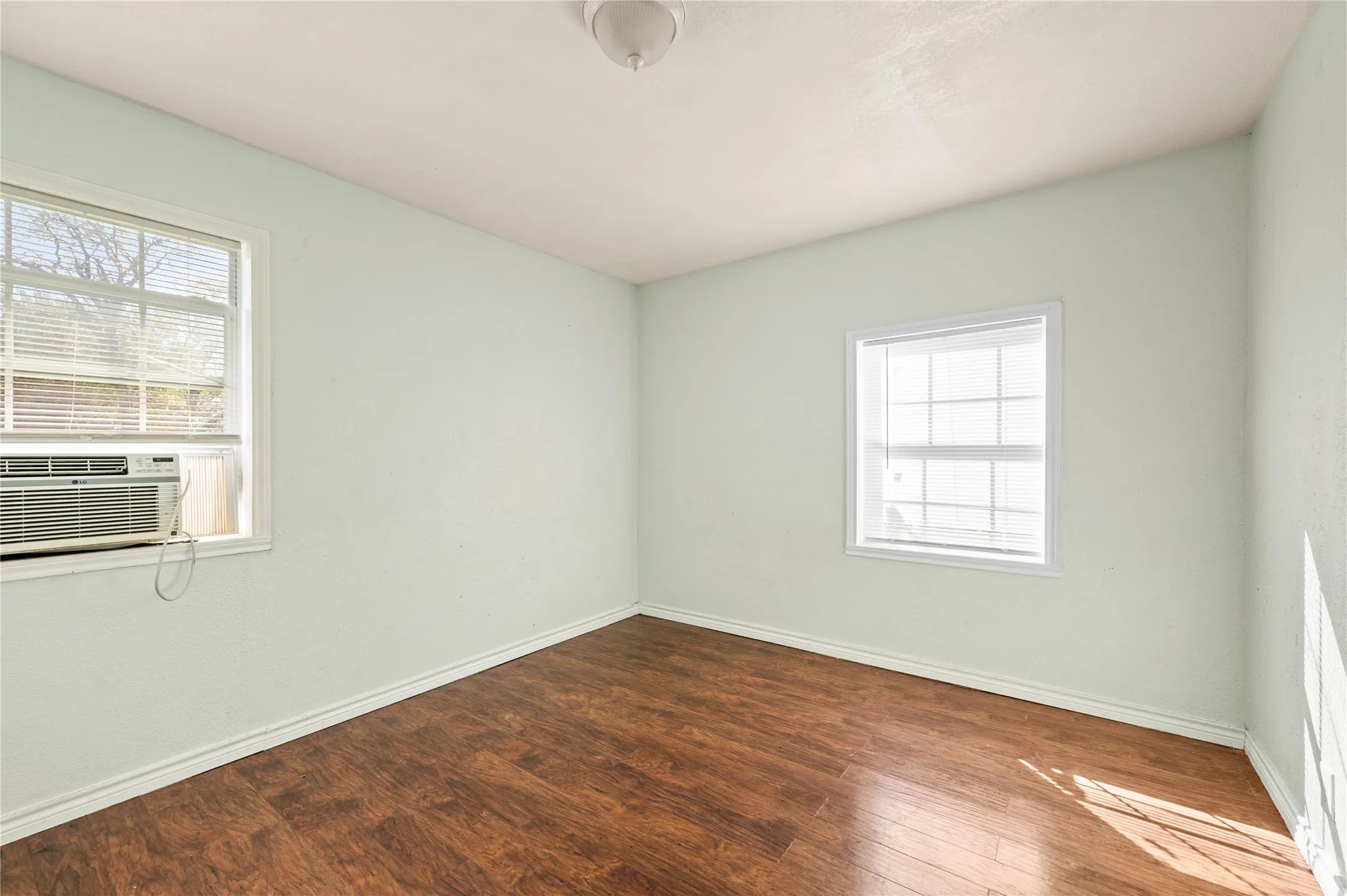 Single Family Residence For Sale in Dallas County , 6628 Glesman Street, Dallas, Texas 75232, 2 Bedroom, 1 Bathroom, Garage spaces, 567 Sqft, built in 1948, mls#21409245, Real Estate Agent in Dallas, Homes For Sale in Dallas county, Homes For Sale in Dallas, Realtor in Dallas Texas, Real Estate Brokerage Independent Realty Texas, Luminita Cordes Realtor