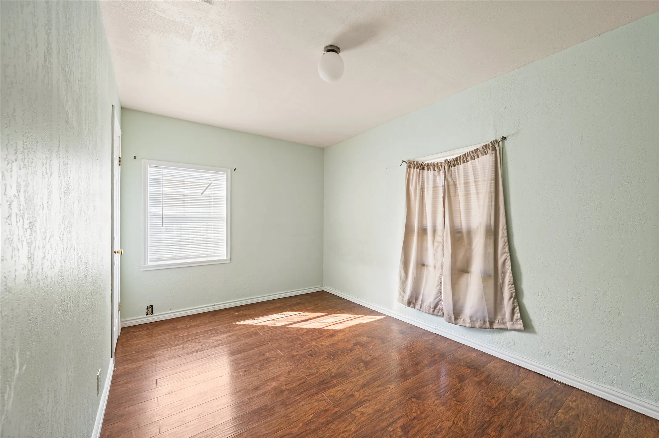 Single Family Residence For Sale in Dallas County , 6628 Glesman Street, Dallas, Texas 75232, 2 Bedroom, 1 Bathroom, Garage spaces, 567 Sqft, built in 1948, mls#21409245, Real Estate Agent in Dallas, Homes For Sale in Dallas county, Homes For Sale in Dallas, Realtor in Dallas Texas, Real Estate Brokerage Independent Realty Texas, Luminita Cordes Realtor