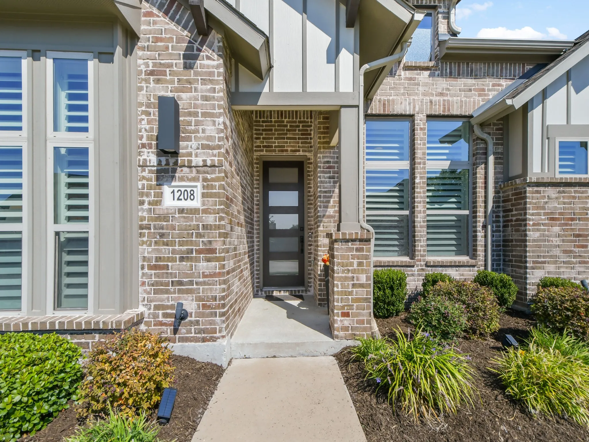 Single Family Residence For Sale in Rockwall County , 1208 Middleton Drive, Rockwall, Texas 75087, 4 Bedroom, 4 Bathroom, 3 Garage spaces, 3,222 Sqft, built in 2020, mls#21410168, Real Estate Agent in Rockwall, Homes For Sale in Rockwall county, Homes For Sale in Rockwall, Realtor in Rockwall Texas, Real Estate Brokerage Independent Realty Texas, Luminita Cordes Realtor