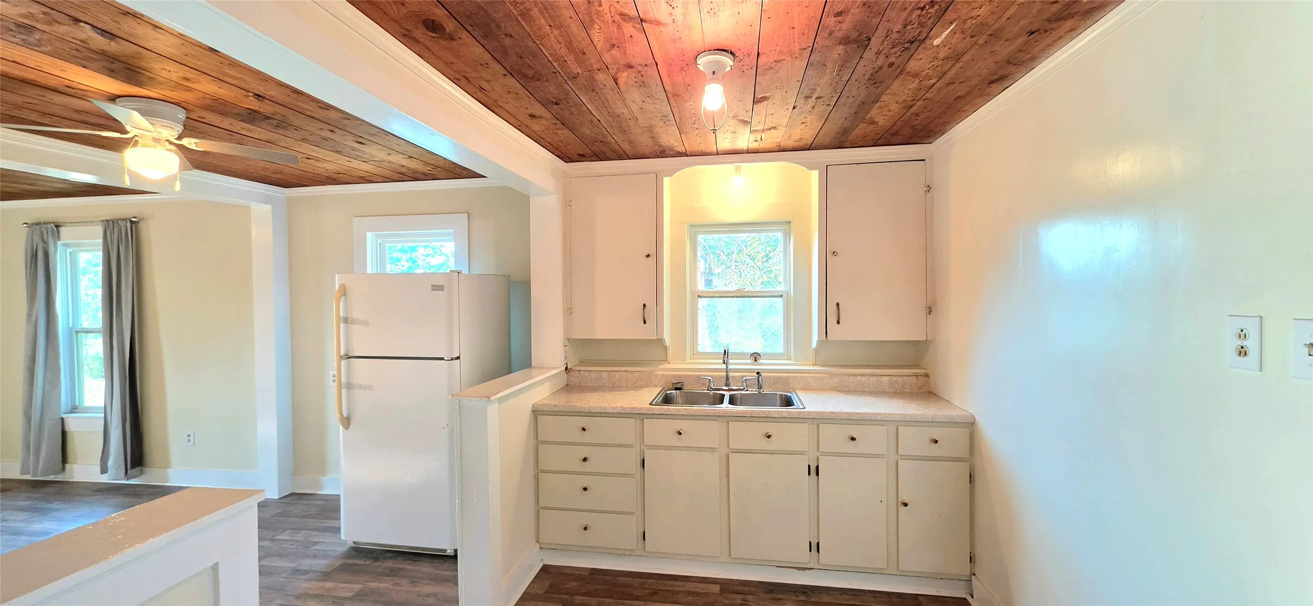 Single Family Residence For Sale in Mc Culloch County , 1003 S Walnut Street, Brady, Texas 76825, 2 Bedroom, 1 Bathroom, Garage spaces, 988 Sqft, built in 1940, mls#21409273, Real Estate Agent in Brady, Homes For Sale in Mc Culloch county, Homes For Sale in Brady, Realtor in Brady Texas, Real Estate Brokerage Independent Realty Texas, Luminita Cordes Realtor