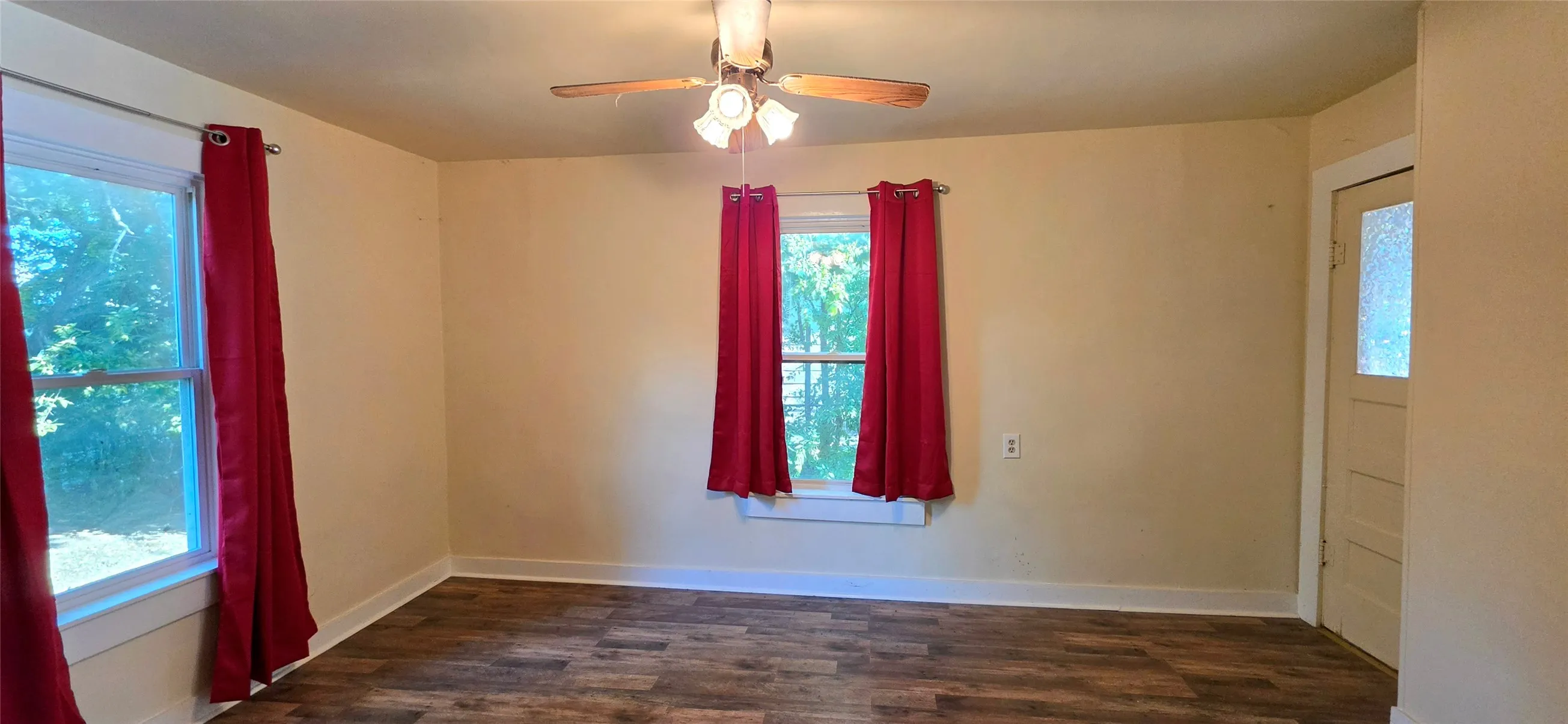 Single Family Residence For Sale in Mc Culloch County , 1003 S Walnut Street, Brady, Texas 76825, 2 Bedroom, 1 Bathroom, Garage spaces, 988 Sqft, built in 1940, mls#21409273, Real Estate Agent in Brady, Homes For Sale in Mc Culloch county, Homes For Sale in Brady, Realtor in Brady Texas, Real Estate Brokerage Independent Realty Texas, Luminita Cordes Realtor