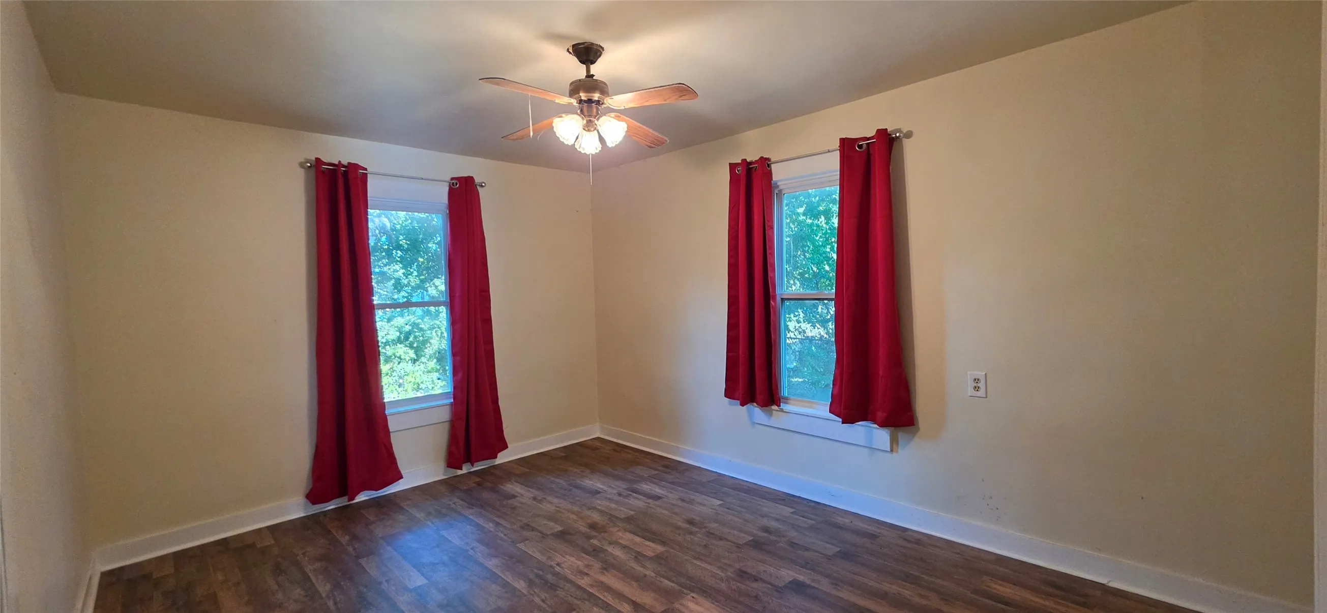 Single Family Residence For Sale in Mc Culloch County , 1003 S Walnut Street, Brady, Texas 76825, 2 Bedroom, 1 Bathroom, Garage spaces, 988 Sqft, built in 1940, mls#21409273, Real Estate Agent in Brady, Homes For Sale in Mc Culloch county, Homes For Sale in Brady, Realtor in Brady Texas, Real Estate Brokerage Independent Realty Texas, Luminita Cordes Realtor