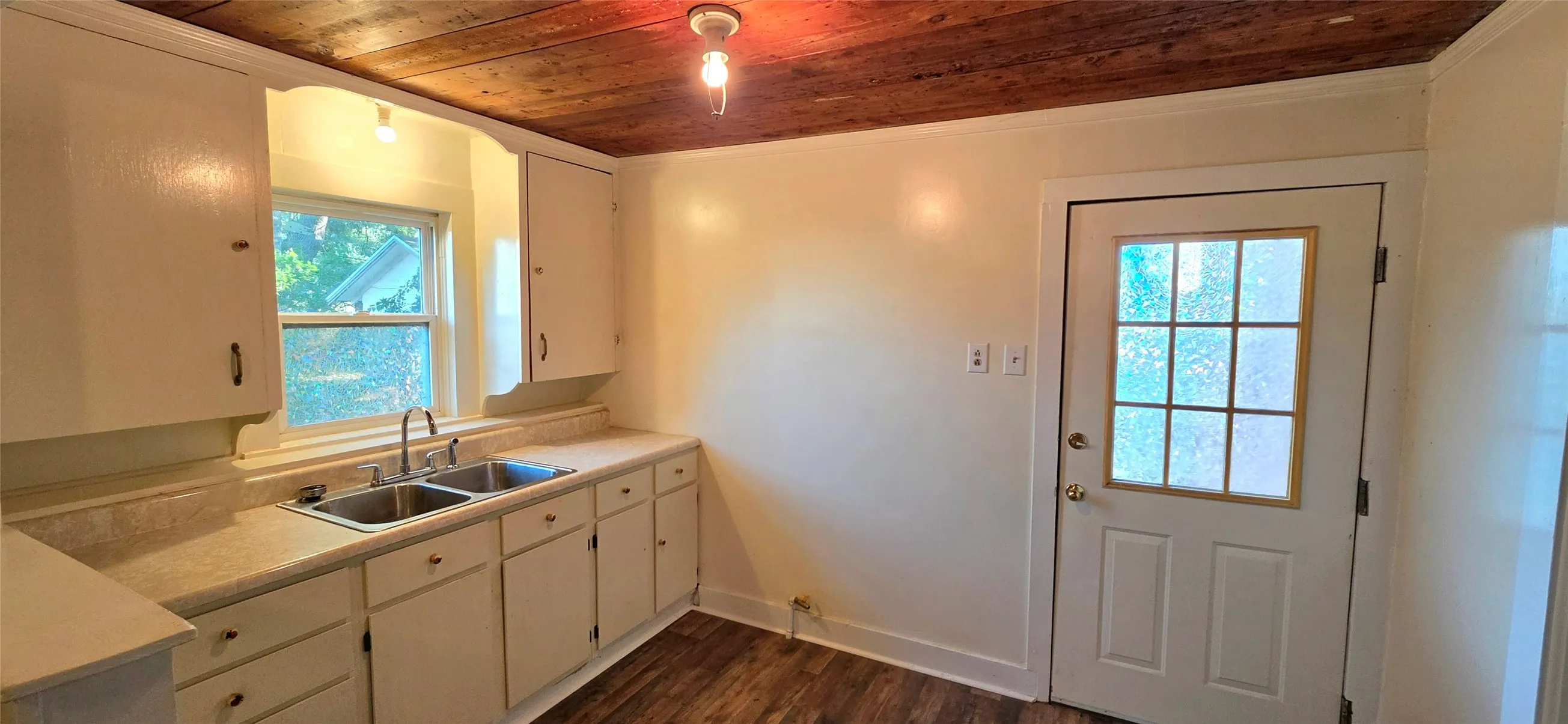Single Family Residence For Sale in Mc Culloch County , 1003 S Walnut Street, Brady, Texas 76825, 2 Bedroom, 1 Bathroom, Garage spaces, 988 Sqft, built in 1940, mls#21409273, Real Estate Agent in Brady, Homes For Sale in Mc Culloch county, Homes For Sale in Brady, Realtor in Brady Texas, Real Estate Brokerage Independent Realty Texas, Luminita Cordes Realtor