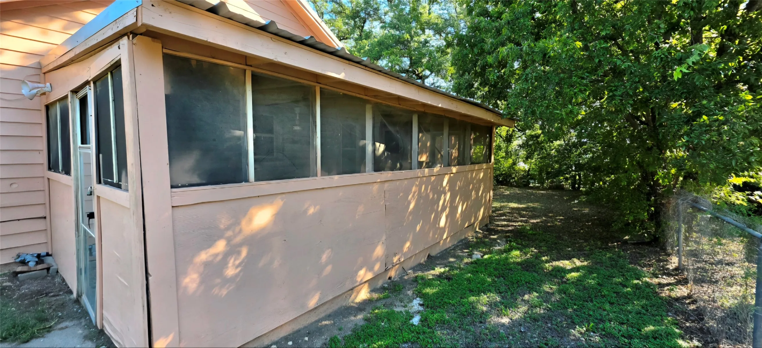Single Family Residence For Sale in Mc Culloch County , 1003 S Walnut Street, Brady, Texas 76825, 2 Bedroom, 1 Bathroom, Garage spaces, 988 Sqft, built in 1940, mls#21409273, Real Estate Agent in Brady, Homes For Sale in Mc Culloch county, Homes For Sale in Brady, Realtor in Brady Texas, Real Estate Brokerage Independent Realty Texas, Luminita Cordes Realtor