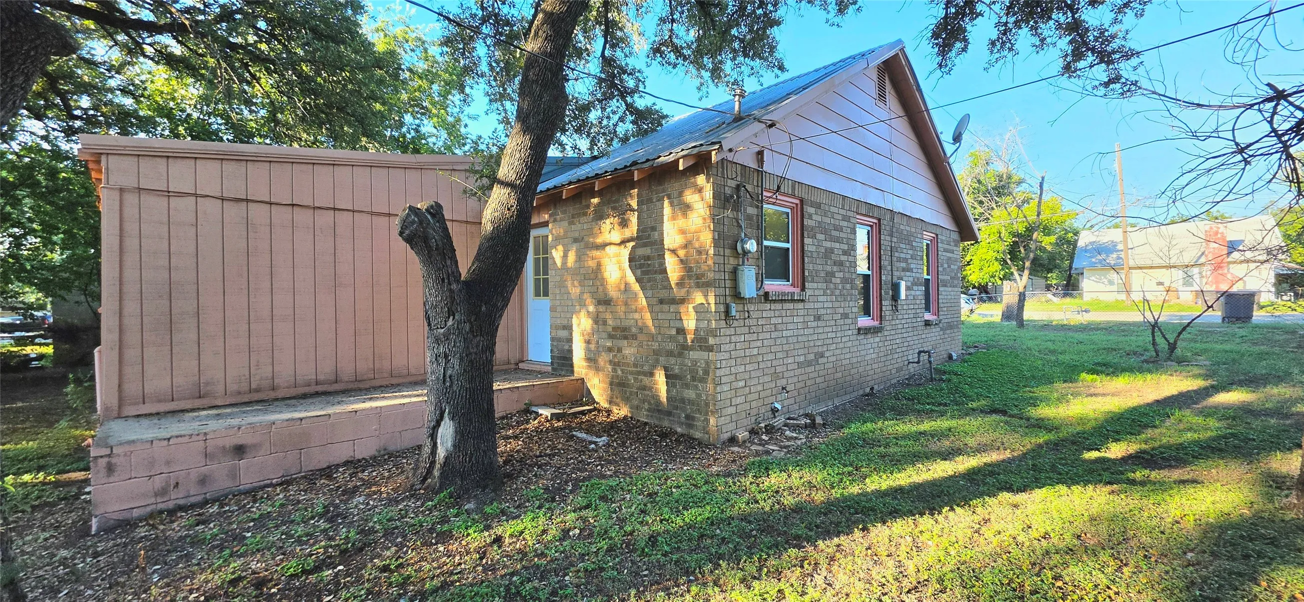 Single Family Residence For Sale in Mc Culloch County , 1003 S Walnut Street, Brady, Texas 76825, 2 Bedroom, 1 Bathroom, Garage spaces, 988 Sqft, built in 1940, mls#21409273, Real Estate Agent in Brady, Homes For Sale in Mc Culloch county, Homes For Sale in Brady, Realtor in Brady Texas, Real Estate Brokerage Independent Realty Texas, Luminita Cordes Realtor