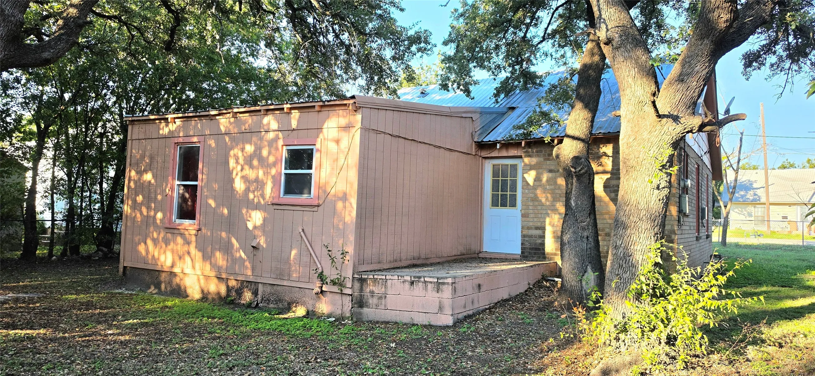 Single Family Residence For Sale in Mc Culloch County , 1003 S Walnut Street, Brady, Texas 76825, 2 Bedroom, 1 Bathroom, Garage spaces, 988 Sqft, built in 1940, mls#21409273, Real Estate Agent in Brady, Homes For Sale in Mc Culloch county, Homes For Sale in Brady, Realtor in Brady Texas, Real Estate Brokerage Independent Realty Texas, Luminita Cordes Realtor