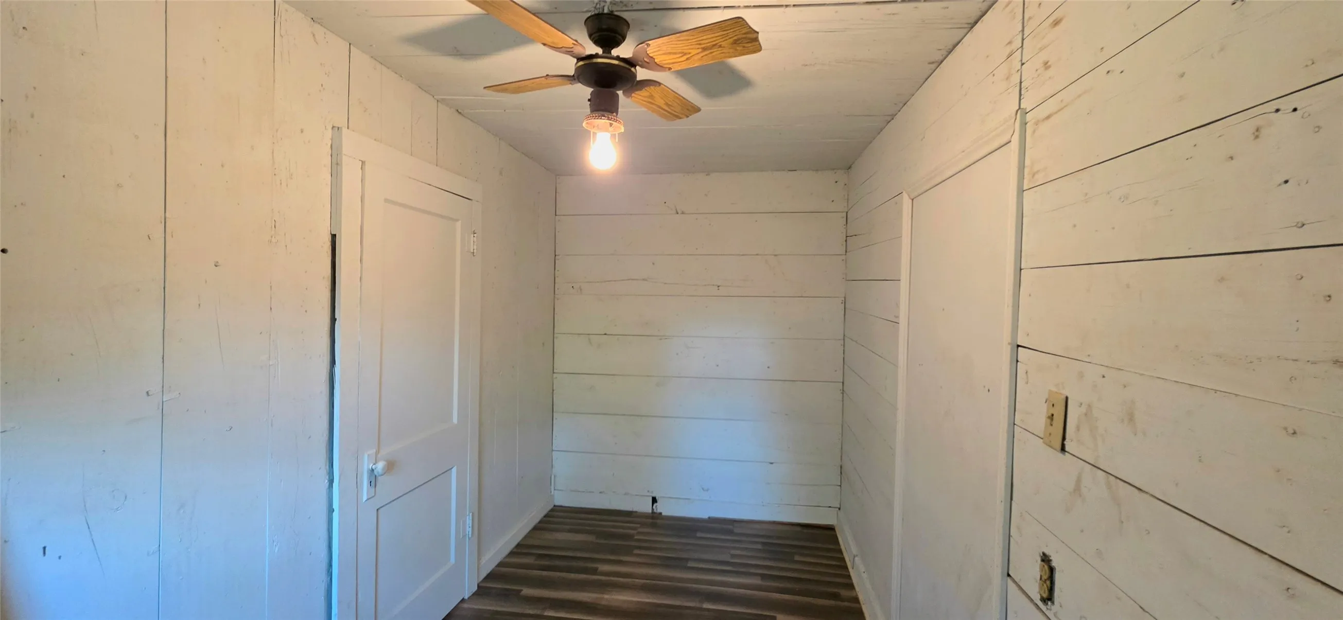 Single Family Residence For Sale in Mc Culloch County , 1003 S Walnut Street, Brady, Texas 76825, 2 Bedroom, 1 Bathroom, Garage spaces, 988 Sqft, built in 1940, mls#21409273, Real Estate Agent in Brady, Homes For Sale in Mc Culloch county, Homes For Sale in Brady, Realtor in Brady Texas, Real Estate Brokerage Independent Realty Texas, Luminita Cordes Realtor
