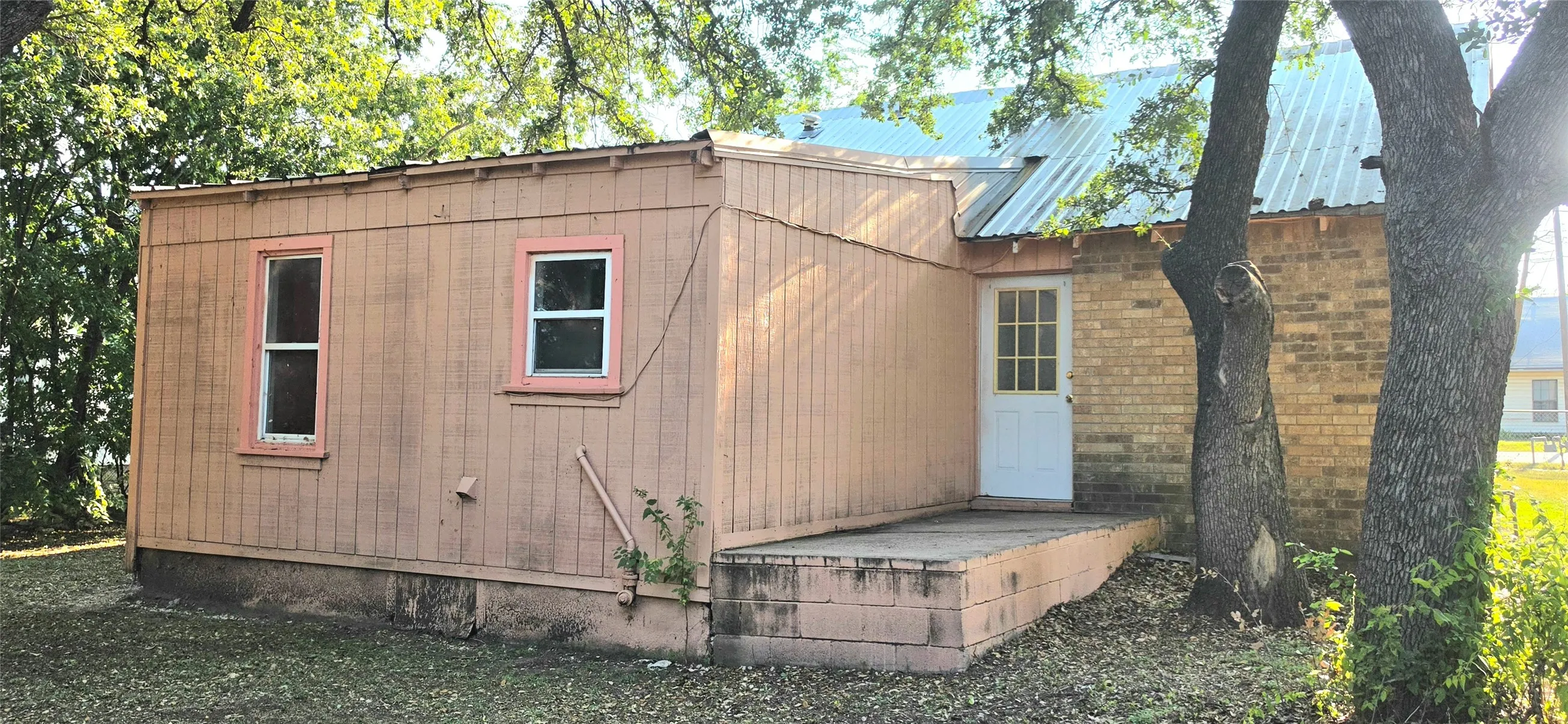 Single Family Residence For Sale in Mc Culloch County , 1003 S Walnut Street, Brady, Texas 76825, 2 Bedroom, 1 Bathroom, Garage spaces, 988 Sqft, built in 1940, mls#21409273, Real Estate Agent in Brady, Homes For Sale in Mc Culloch county, Homes For Sale in Brady, Realtor in Brady Texas, Real Estate Brokerage Independent Realty Texas, Luminita Cordes Realtor