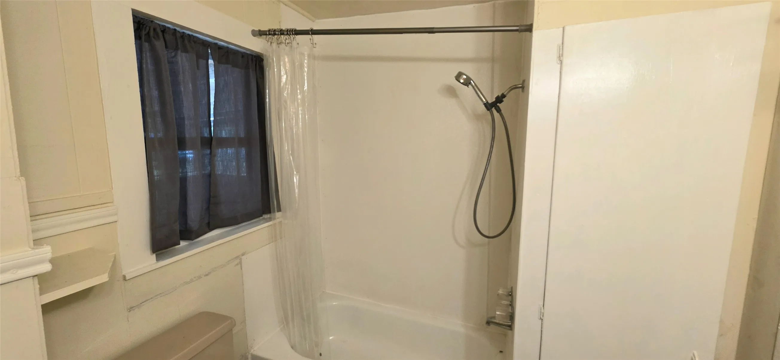 Single Family Residence For Sale in Mc Culloch County , 1003 S Walnut Street, Brady, Texas 76825, 2 Bedroom, 1 Bathroom, Garage spaces, 988 Sqft, built in 1940, mls#21409273, Real Estate Agent in Brady, Homes For Sale in Mc Culloch county, Homes For Sale in Brady, Realtor in Brady Texas, Real Estate Brokerage Independent Realty Texas, Luminita Cordes Realtor