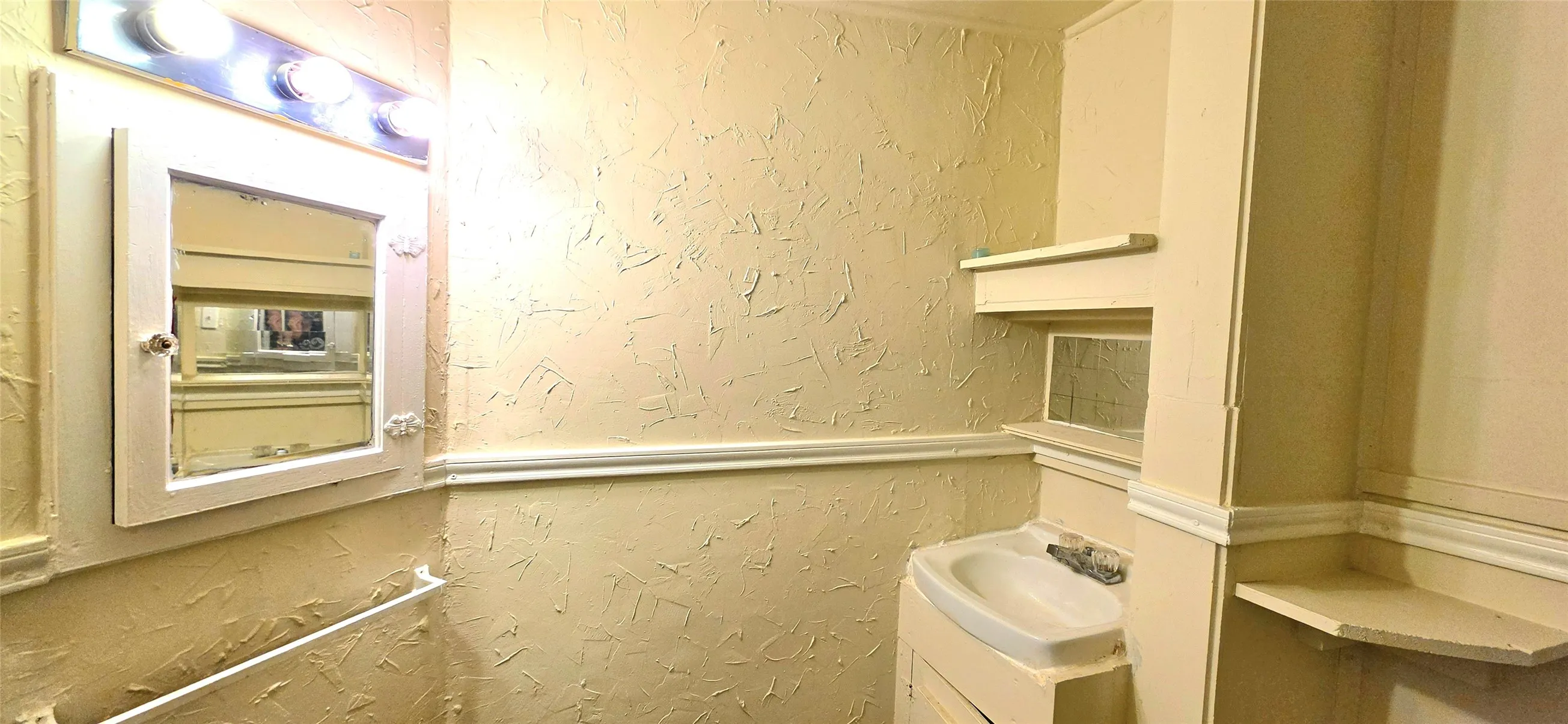 Single Family Residence For Sale in Mc Culloch County , 1003 S Walnut Street, Brady, Texas 76825, 2 Bedroom, 1 Bathroom, Garage spaces, 988 Sqft, built in 1940, mls#21409273, Real Estate Agent in Brady, Homes For Sale in Mc Culloch county, Homes For Sale in Brady, Realtor in Brady Texas, Real Estate Brokerage Independent Realty Texas, Luminita Cordes Realtor