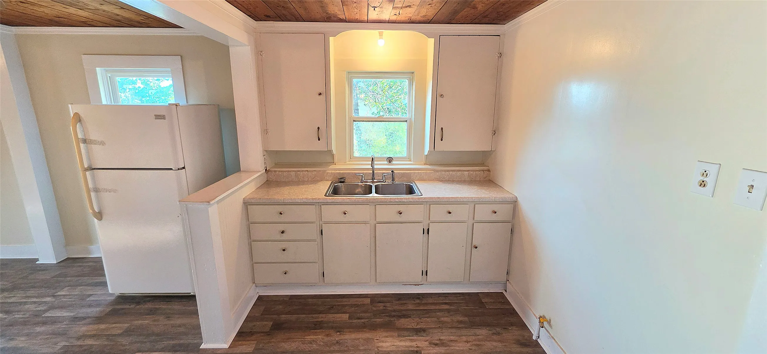 Single Family Residence For Sale in Mc Culloch County , 1003 S Walnut Street, Brady, Texas 76825, 2 Bedroom, 1 Bathroom, Garage spaces, 988 Sqft, built in 1940, mls#21409273, Real Estate Agent in Brady, Homes For Sale in Mc Culloch county, Homes For Sale in Brady, Realtor in Brady Texas, Real Estate Brokerage Independent Realty Texas, Luminita Cordes Realtor