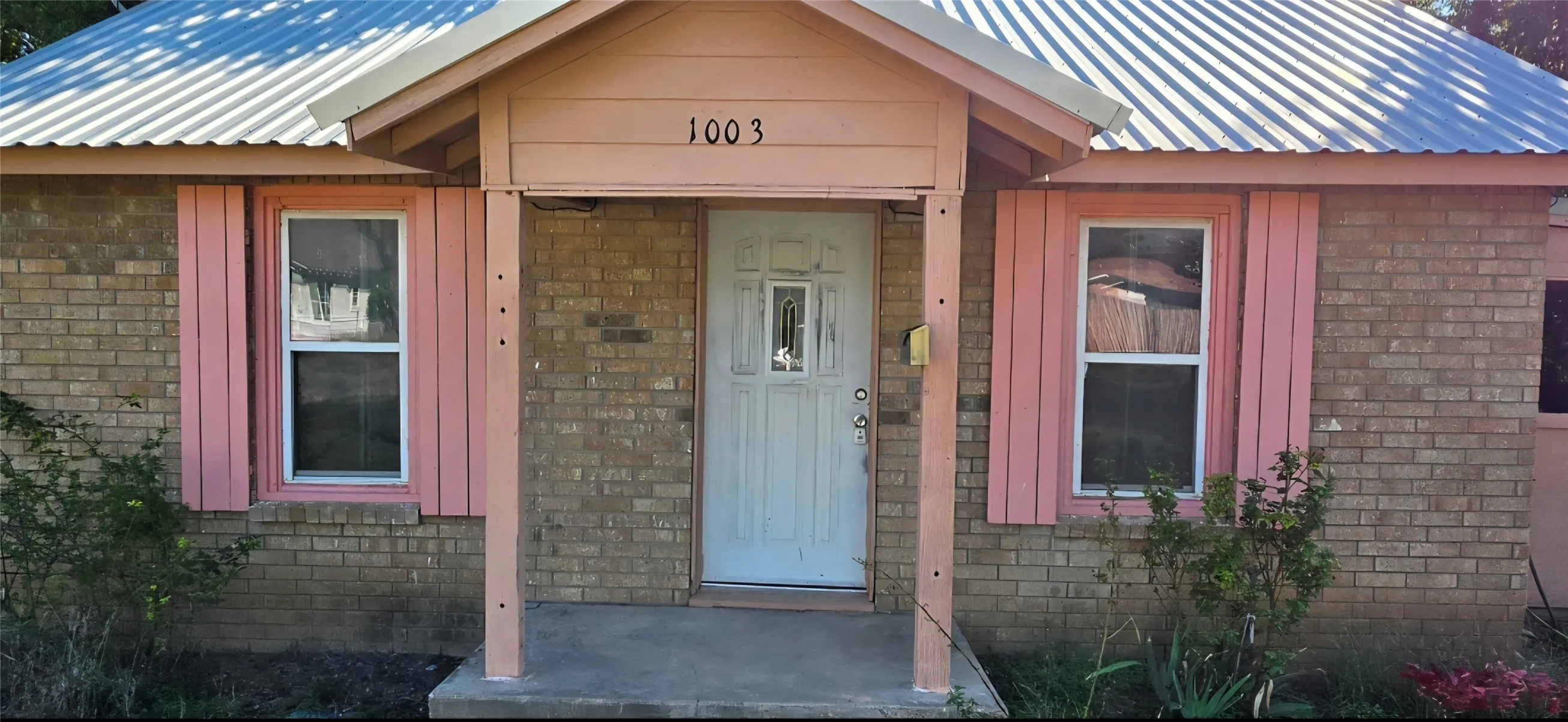 Single Family Residence For Sale in Mc Culloch County , 1003 S Walnut Street, Brady, Texas 76825, 2 Bedroom, 1 Bathroom, Garage spaces, 988 Sqft, built in 1940, mls#21409273, Real Estate Agent in Brady, Homes For Sale in Mc Culloch county, Homes For Sale in Brady, Realtor in Brady Texas, Real Estate Brokerage Independent Realty Texas, Luminita Cordes Realtor