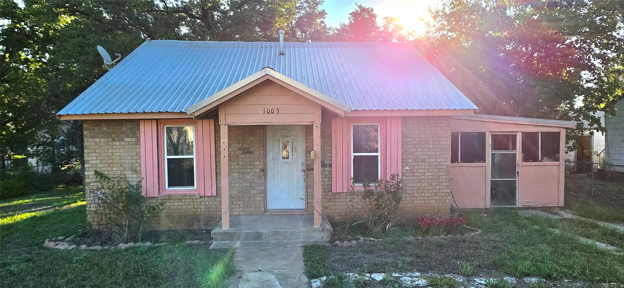 Single Family Residence For Sale in Mc Culloch County , 1003 S Walnut Street, Brady, Texas 76825, 2 Bedroom, 1 Bathroom, Garage spaces, 988 Sqft, built in 1940, mls#21409273, Real Estate Agent in Brady, Homes For Sale in Mc Culloch county, Homes For Sale in Brady, Realtor in Brady Texas, Real Estate Brokerage Independent Realty Texas, Luminita Cordes Realtor