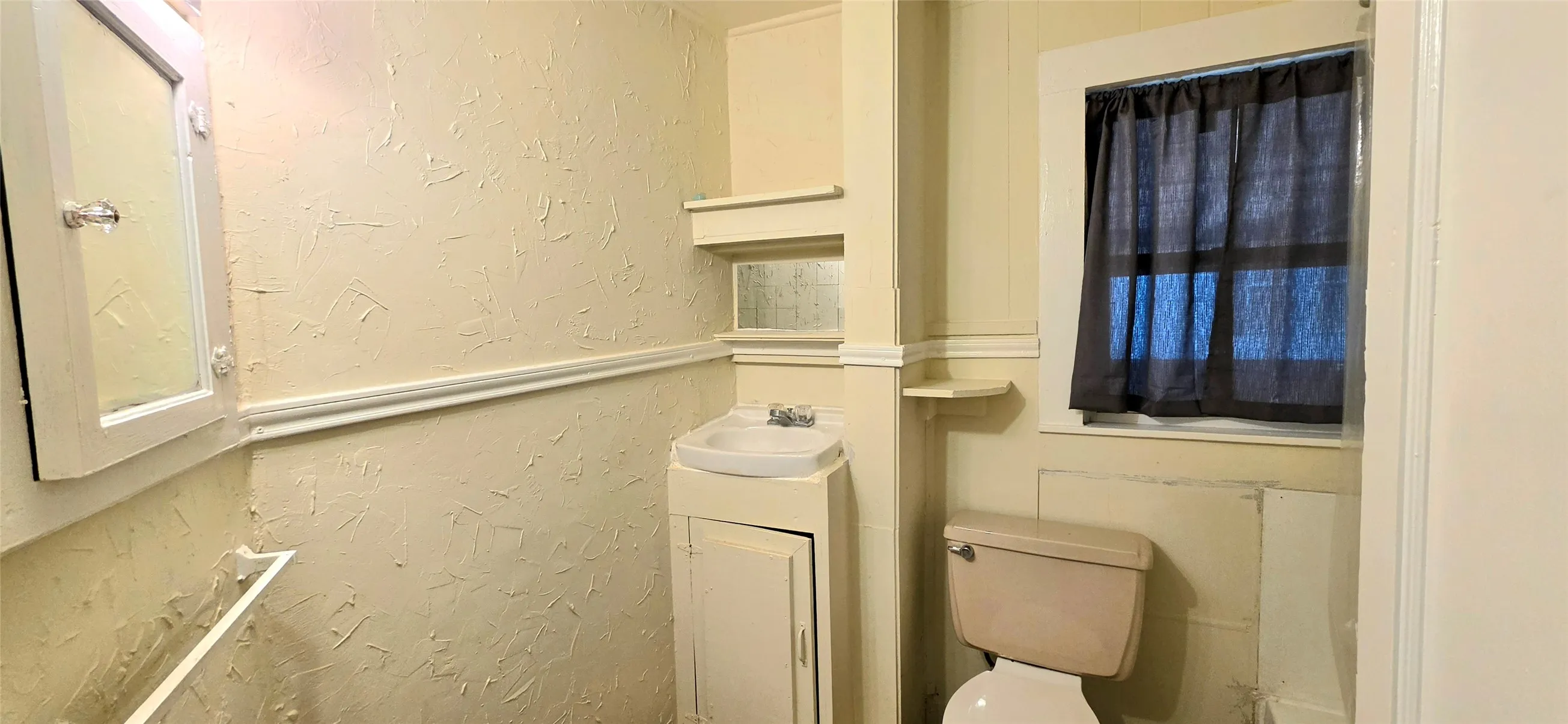 Single Family Residence For Sale in Mc Culloch County , 1003 S Walnut Street, Brady, Texas 76825, 2 Bedroom, 1 Bathroom, Garage spaces, 988 Sqft, built in 1940, mls#21409273, Real Estate Agent in Brady, Homes For Sale in Mc Culloch county, Homes For Sale in Brady, Realtor in Brady Texas, Real Estate Brokerage Independent Realty Texas, Luminita Cordes Realtor
