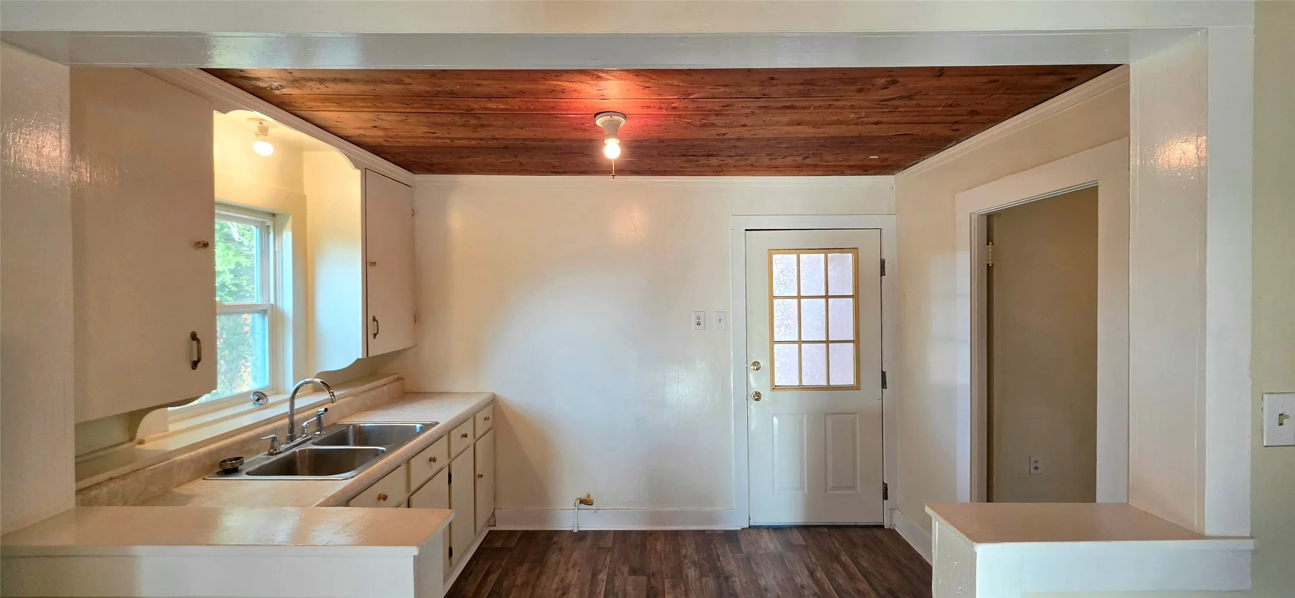 Single Family Residence For Sale in Mc Culloch County , 1003 S Walnut Street, Brady, Texas 76825, 2 Bedroom, 1 Bathroom, Garage spaces, 988 Sqft, built in 1940, mls#21409273, Real Estate Agent in Brady, Homes For Sale in Mc Culloch county, Homes For Sale in Brady, Realtor in Brady Texas, Real Estate Brokerage Independent Realty Texas, Luminita Cordes Realtor