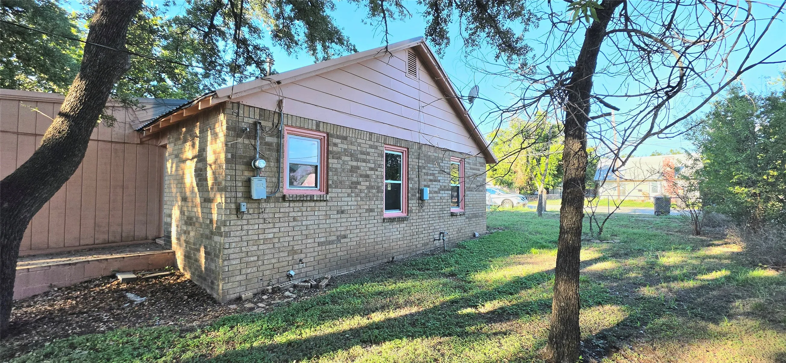 Single Family Residence For Sale in Mc Culloch County , 1003 S Walnut Street, Brady, Texas 76825, 2 Bedroom, 1 Bathroom, Garage spaces, 988 Sqft, built in 1940, mls#21409273, Real Estate Agent in Brady, Homes For Sale in Mc Culloch county, Homes For Sale in Brady, Realtor in Brady Texas, Real Estate Brokerage Independent Realty Texas, Luminita Cordes Realtor