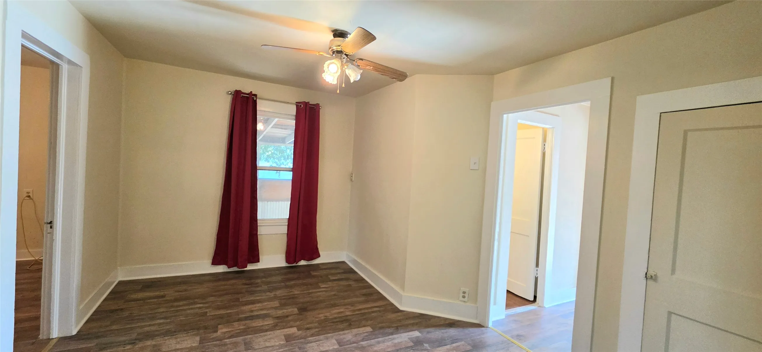 Single Family Residence For Sale in Mc Culloch County , 1003 S Walnut Street, Brady, Texas 76825, 2 Bedroom, 1 Bathroom, Garage spaces, 988 Sqft, built in 1940, mls#21409273, Real Estate Agent in Brady, Homes For Sale in Mc Culloch county, Homes For Sale in Brady, Realtor in Brady Texas, Real Estate Brokerage Independent Realty Texas, Luminita Cordes Realtor