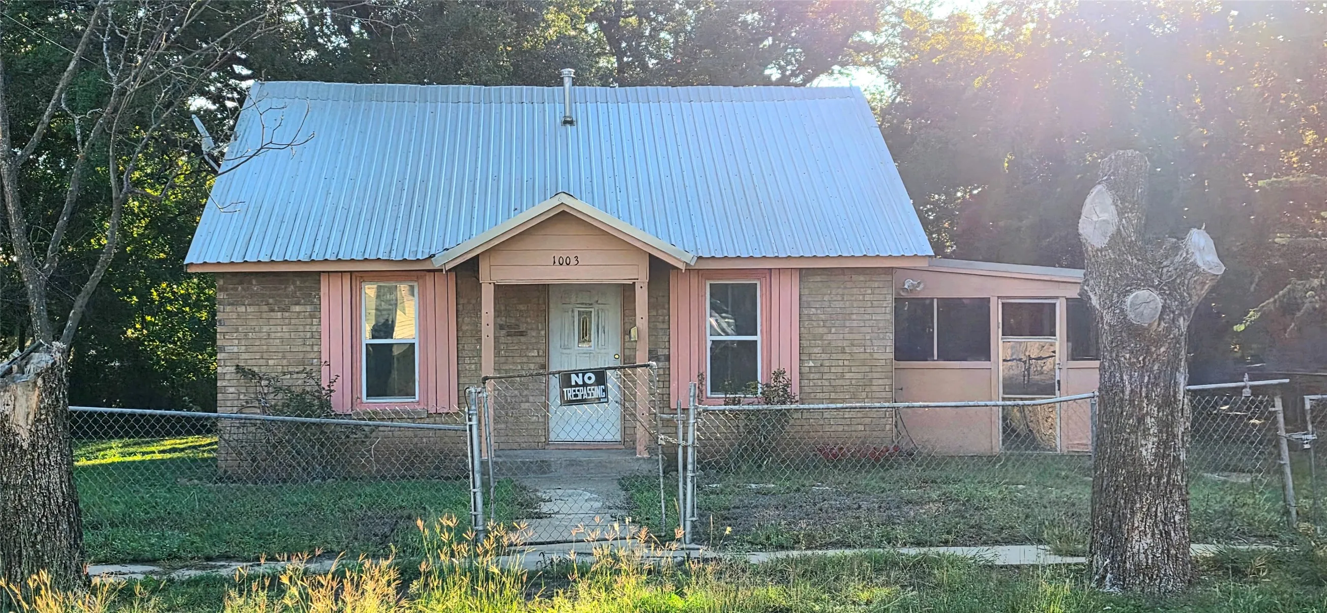 Single Family Residence For Sale in Mc Culloch County , 1003 S Walnut Street, Brady, Texas 76825, 2 Bedroom, 1 Bathroom, Garage spaces, 988 Sqft, built in 1940, mls#21409273, Real Estate Agent in Brady, Homes For Sale in Mc Culloch county, Homes For Sale in Brady, Realtor in Brady Texas, Real Estate Brokerage Independent Realty Texas, Luminita Cordes Realtor