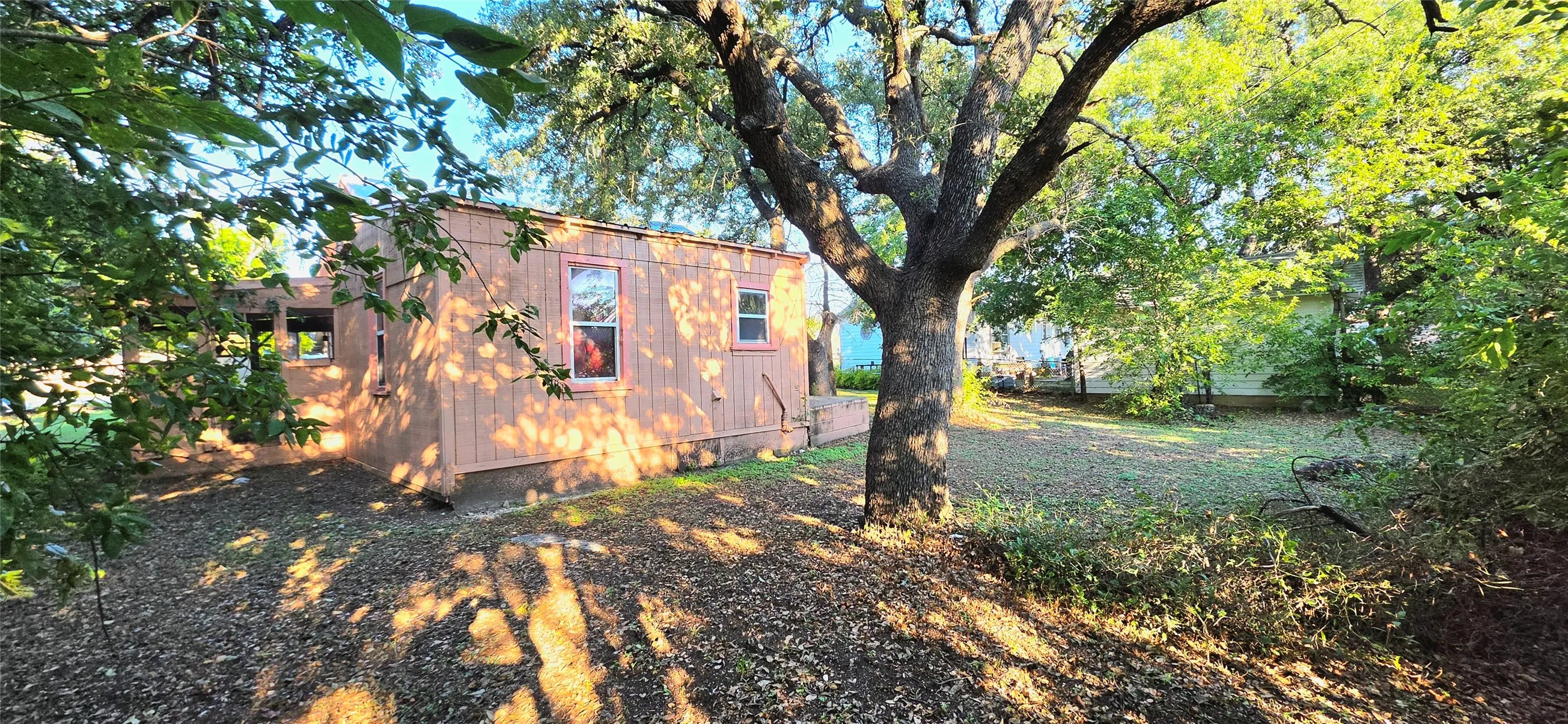 Single Family Residence For Sale in Mc Culloch County , 1003 S Walnut Street, Brady, Texas 76825, 2 Bedroom, 1 Bathroom, Garage spaces, 988 Sqft, built in 1940, mls#21409273, Real Estate Agent in Brady, Homes For Sale in Mc Culloch county, Homes For Sale in Brady, Realtor in Brady Texas, Real Estate Brokerage Independent Realty Texas, Luminita Cordes Realtor