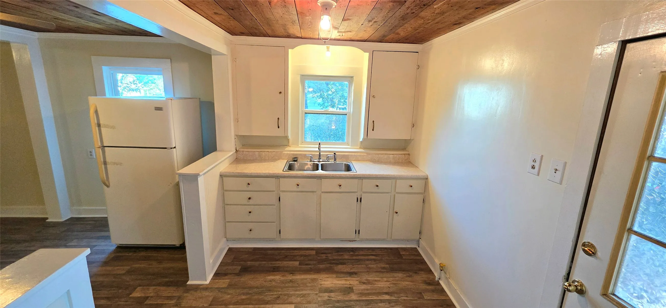Single Family Residence For Sale in Mc Culloch County , 1003 S Walnut Street, Brady, Texas 76825, 2 Bedroom, 1 Bathroom, Garage spaces, 988 Sqft, built in 1940, mls#21409273, Real Estate Agent in Brady, Homes For Sale in Mc Culloch county, Homes For Sale in Brady, Realtor in Brady Texas, Real Estate Brokerage Independent Realty Texas, Luminita Cordes Realtor