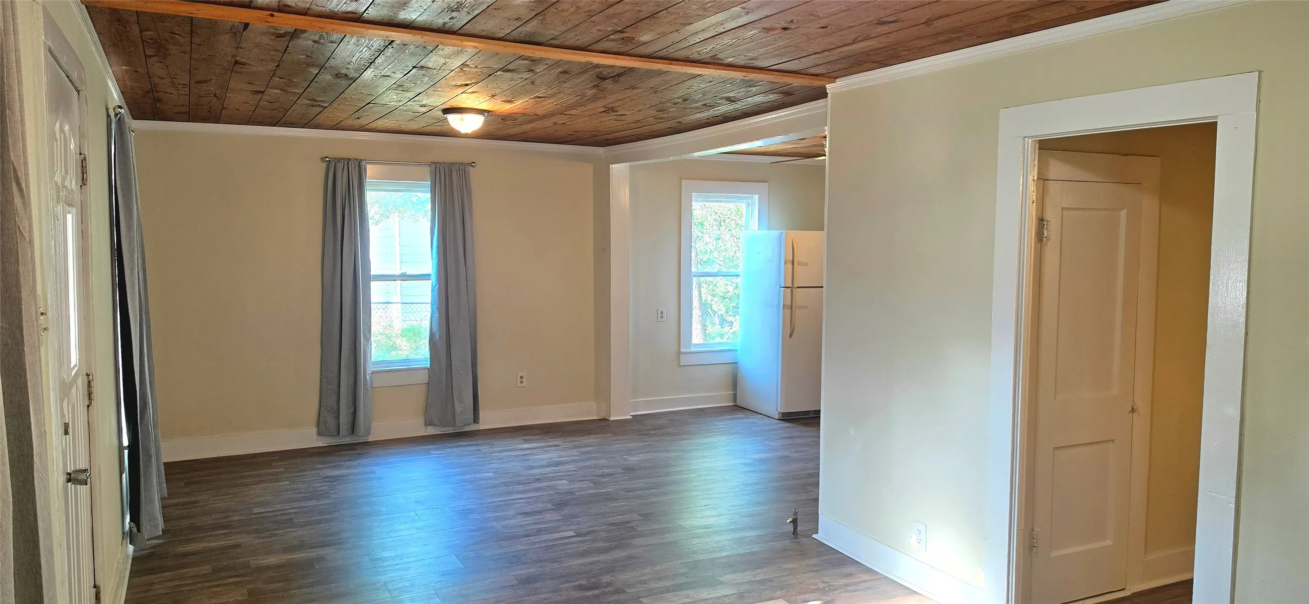 Single Family Residence For Sale in Mc Culloch County , 1003 S Walnut Street, Brady, Texas 76825, 2 Bedroom, 1 Bathroom, Garage spaces, 988 Sqft, built in 1940, mls#21409273, Real Estate Agent in Brady, Homes For Sale in Mc Culloch county, Homes For Sale in Brady, Realtor in Brady Texas, Real Estate Brokerage Independent Realty Texas, Luminita Cordes Realtor