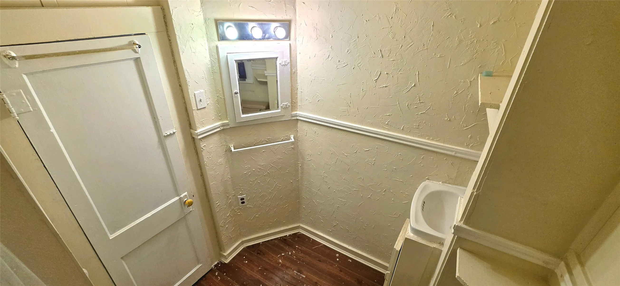 Single Family Residence For Sale in Mc Culloch County , 1003 S Walnut Street, Brady, Texas 76825, 2 Bedroom, 1 Bathroom, Garage spaces, 988 Sqft, built in 1940, mls#21409273, Real Estate Agent in Brady, Homes For Sale in Mc Culloch county, Homes For Sale in Brady, Realtor in Brady Texas, Real Estate Brokerage Independent Realty Texas, Luminita Cordes Realtor