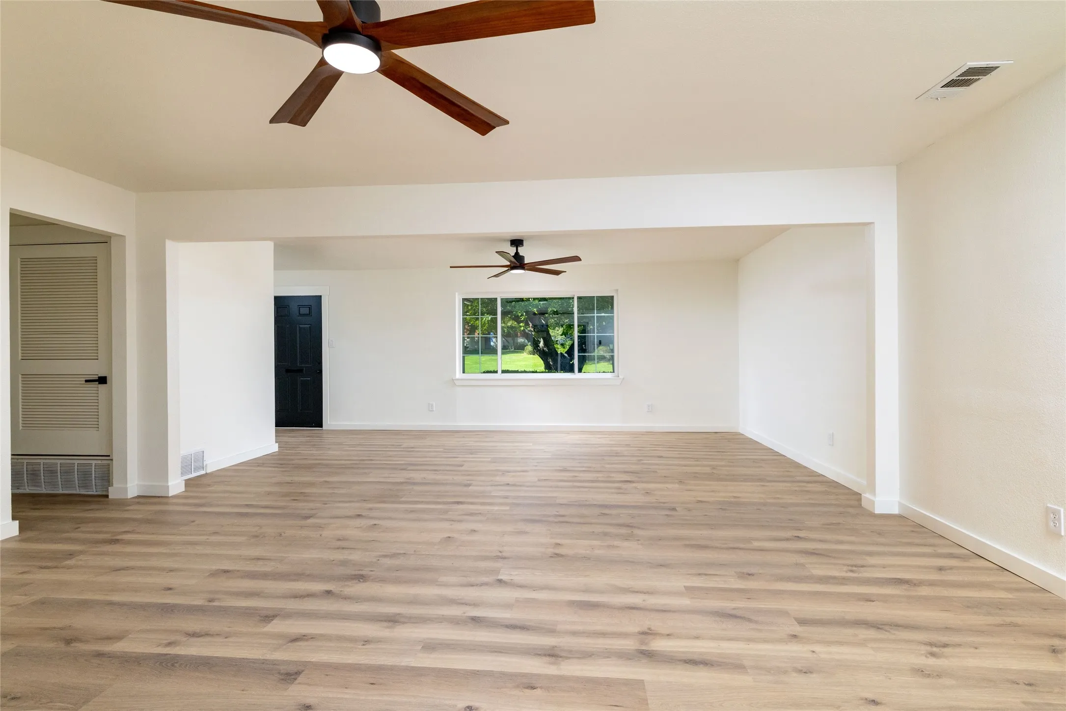 Single Family Residence For Sale in Tarrant County , 102 Juniper Street, Mansfield, Texas 76063, 3 Bedroom, 2 Bathroom, 2 Garage spaces, 1,614 Sqft, built in 1960, mls#21410213, Real Estate Agent in Mansfield, Homes For Sale in Tarrant county, Homes For Sale in Mansfield, Realtor in Mansfield Texas, Real Estate Brokerage Independent Realty Texas, Luminita Cordes Realtor