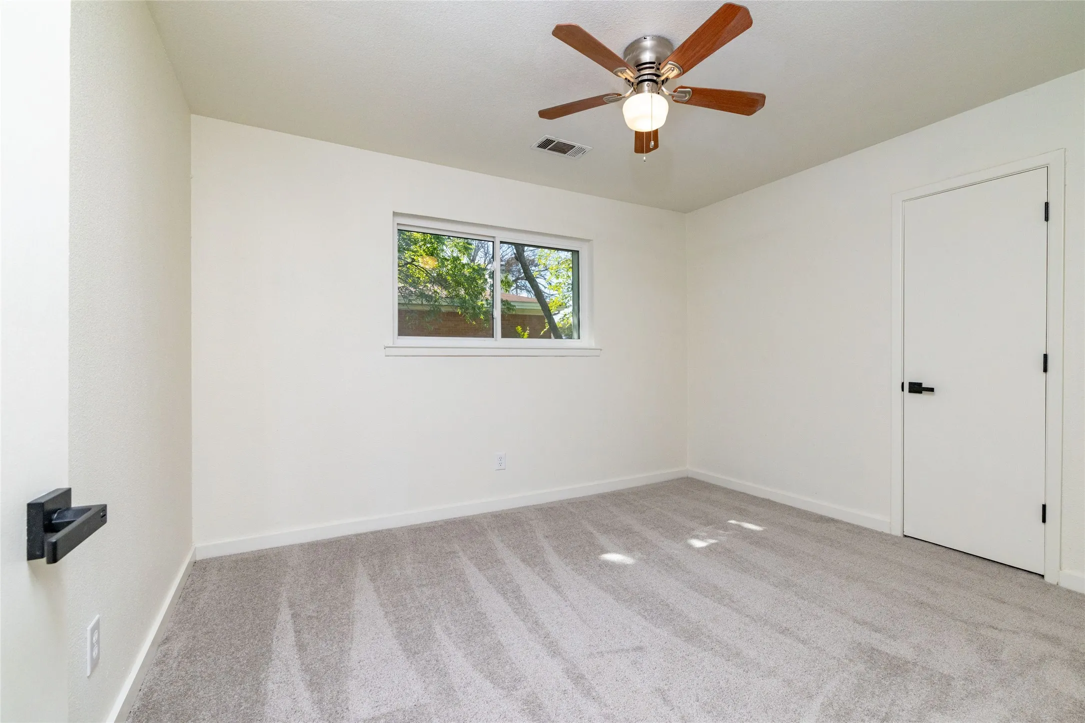 Single Family Residence For Sale in Tarrant County , 102 Juniper Street, Mansfield, Texas 76063, 3 Bedroom, 2 Bathroom, 2 Garage spaces, 1,614 Sqft, built in 1960, mls#21410213, Real Estate Agent in Mansfield, Homes For Sale in Tarrant county, Homes For Sale in Mansfield, Realtor in Mansfield Texas, Real Estate Brokerage Independent Realty Texas, Luminita Cordes Realtor