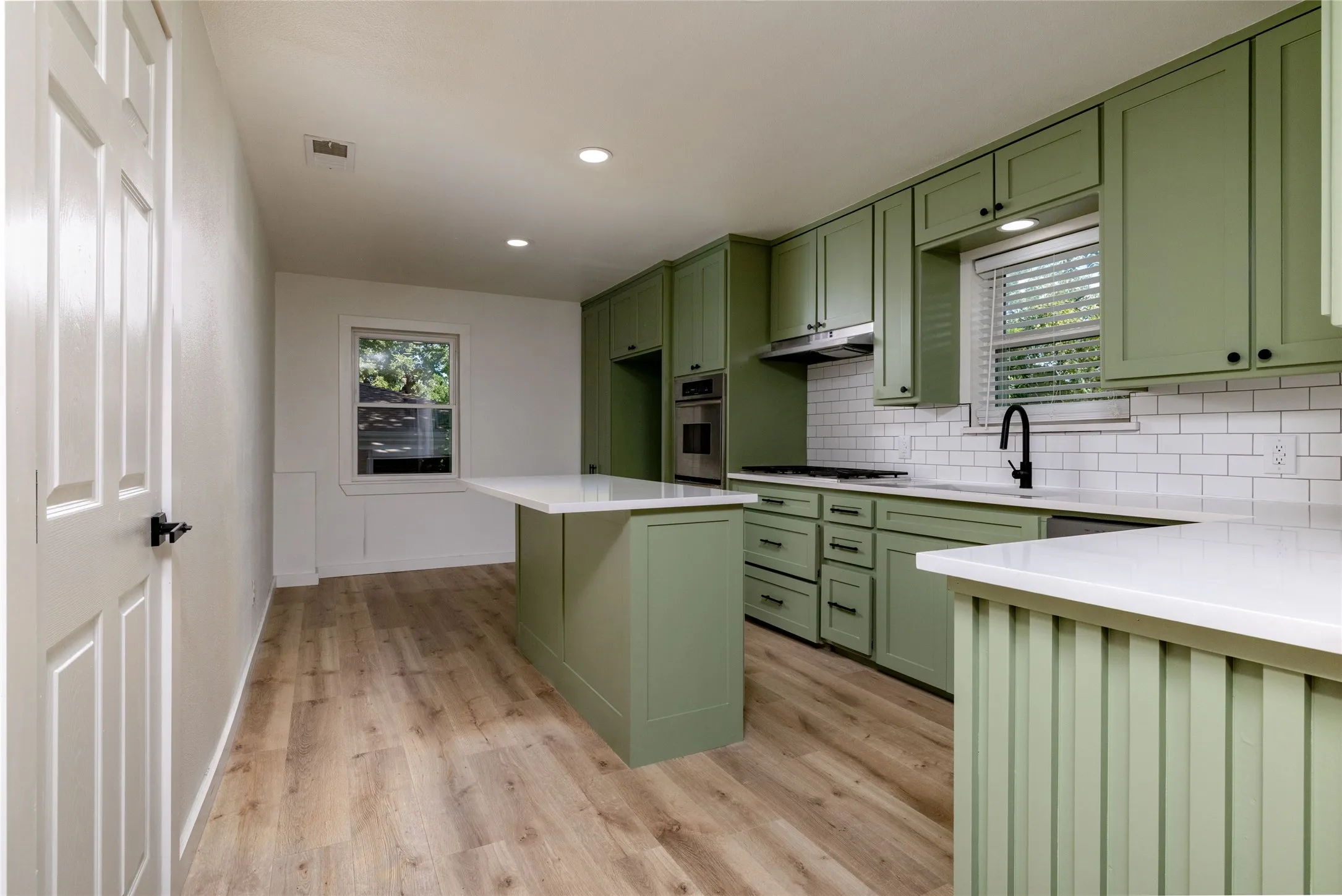 Single Family Residence For Sale in Tarrant County , 102 Juniper Street, Mansfield, Texas 76063, 3 Bedroom, 2 Bathroom, 2 Garage spaces, 1,614 Sqft, built in 1960, mls#21410213, Real Estate Agent in Mansfield, Homes For Sale in Tarrant county, Homes For Sale in Mansfield, Realtor in Mansfield Texas, Real Estate Brokerage Independent Realty Texas, Luminita Cordes Realtor