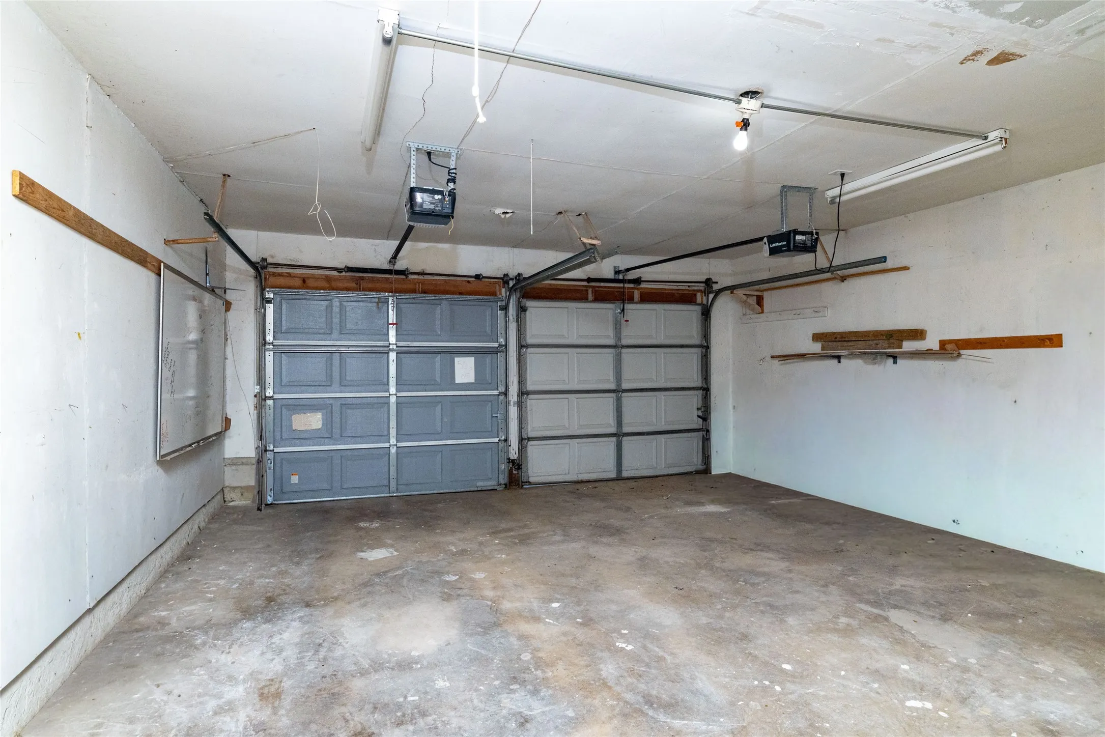 Single Family Residence For Sale in Tarrant County , 102 Juniper Street, Mansfield, Texas 76063, 3 Bedroom, 2 Bathroom, 2 Garage spaces, 1,614 Sqft, built in 1960, mls#21410213, Real Estate Agent in Mansfield, Homes For Sale in Tarrant county, Homes For Sale in Mansfield, Realtor in Mansfield Texas, Real Estate Brokerage Independent Realty Texas, Luminita Cordes Realtor