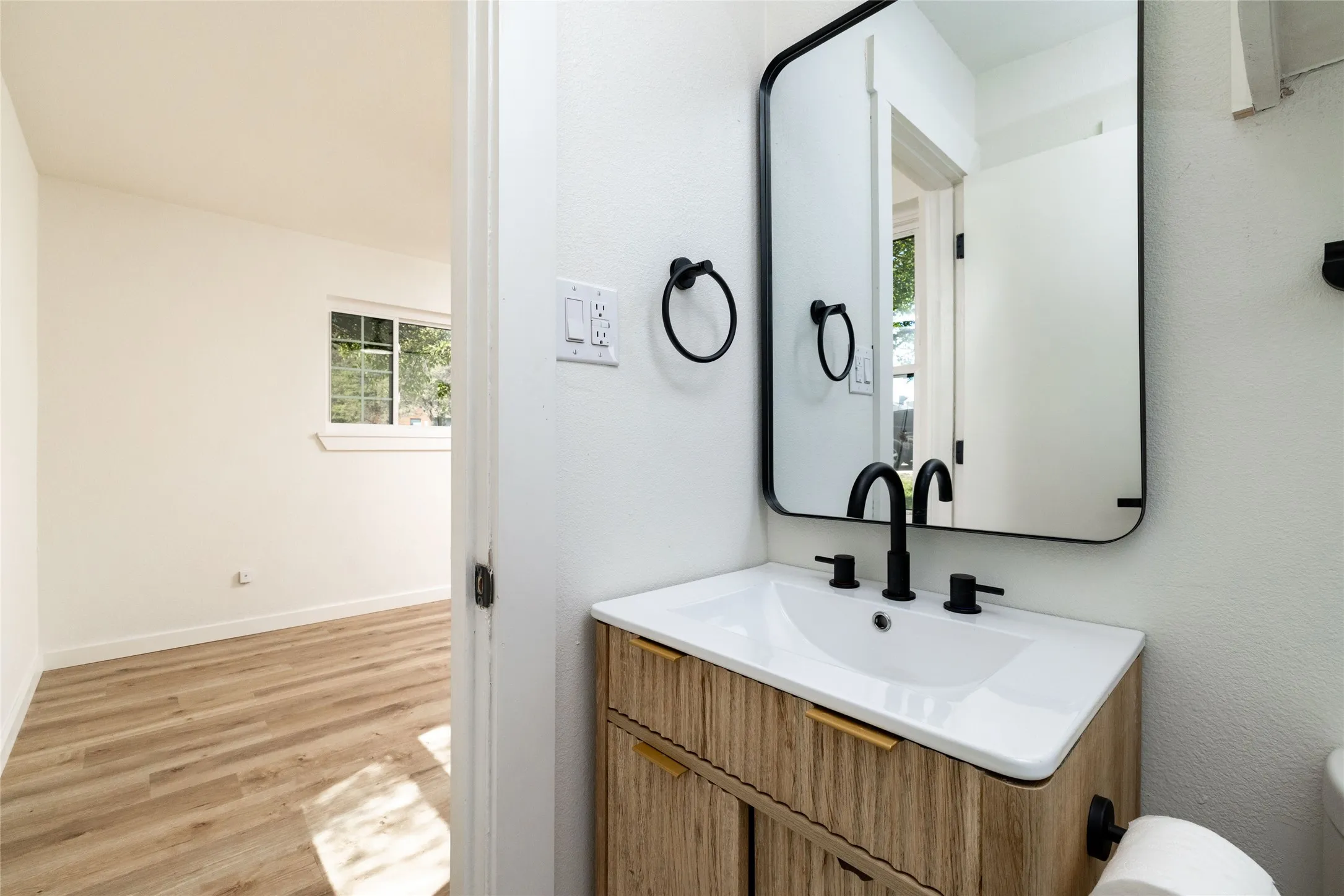 Single Family Residence For Sale in Tarrant County , 102 Juniper Street, Mansfield, Texas 76063, 3 Bedroom, 2 Bathroom, 2 Garage spaces, 1,614 Sqft, built in 1960, mls#21410213, Real Estate Agent in Mansfield, Homes For Sale in Tarrant county, Homes For Sale in Mansfield, Realtor in Mansfield Texas, Real Estate Brokerage Independent Realty Texas, Luminita Cordes Realtor