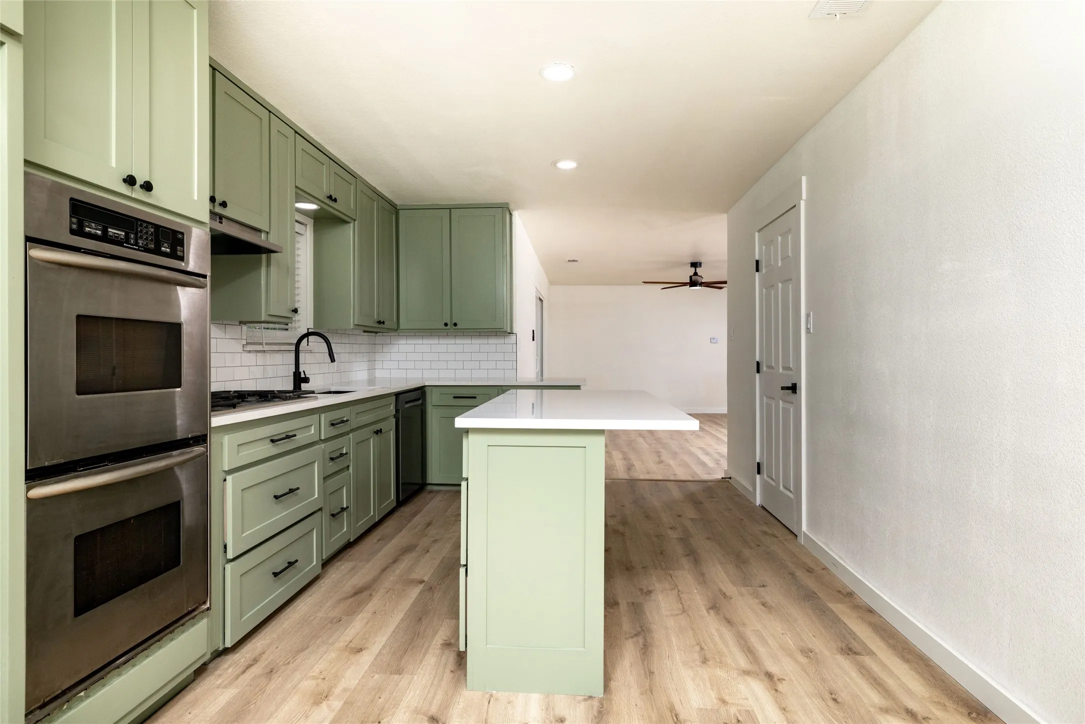 Single Family Residence For Sale in Tarrant County , 102 Juniper Street, Mansfield, Texas 76063, 3 Bedroom, 2 Bathroom, 2 Garage spaces, 1,614 Sqft, built in 1960, mls#21410213, Real Estate Agent in Mansfield, Homes For Sale in Tarrant county, Homes For Sale in Mansfield, Realtor in Mansfield Texas, Real Estate Brokerage Independent Realty Texas, Luminita Cordes Realtor