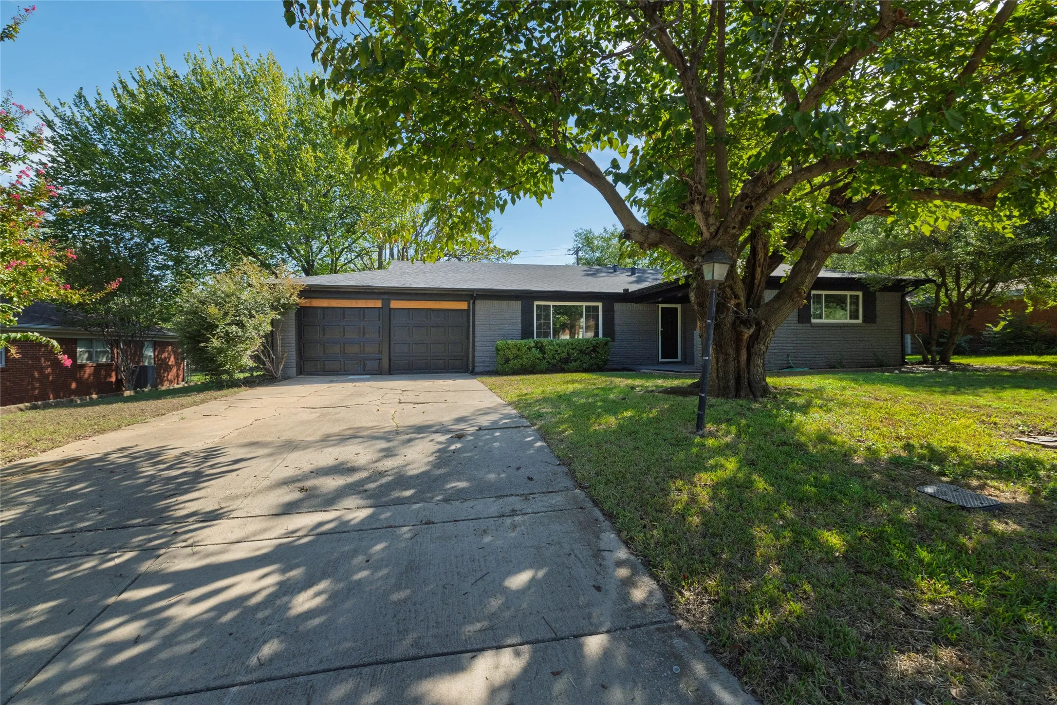 Single Family Residence For Sale in Tarrant County , 102 Juniper Street, Mansfield, Texas 76063, 3 Bedroom, 2 Bathroom, 2 Garage spaces, 1,614 Sqft, built in 1960, mls#21410213, Real Estate Agent in Mansfield, Homes For Sale in Tarrant county, Homes For Sale in Mansfield, Realtor in Mansfield Texas, Real Estate Brokerage Independent Realty Texas, Luminita Cordes Realtor
