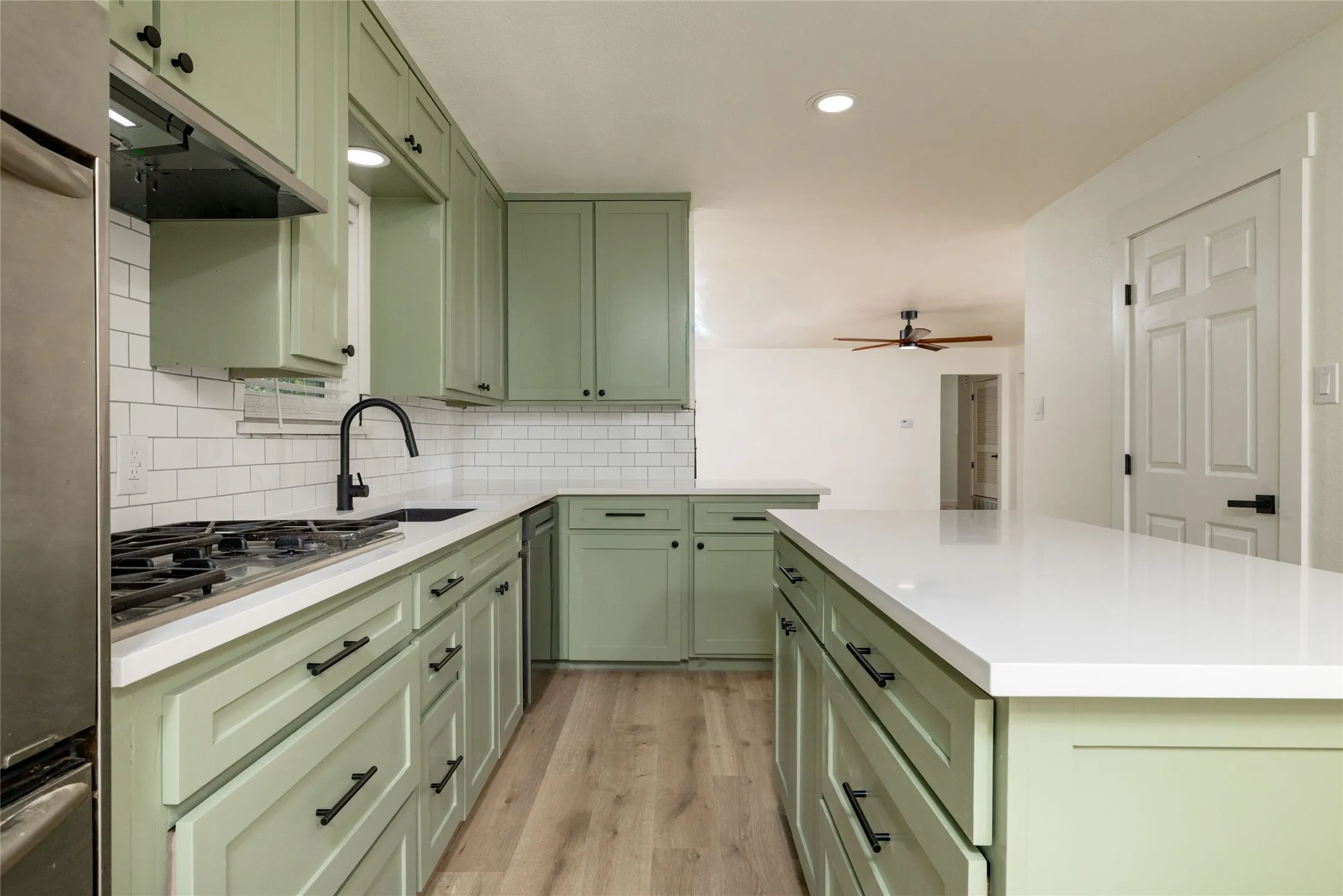 Single Family Residence For Sale in Tarrant County , 102 Juniper Street, Mansfield, Texas 76063, 3 Bedroom, 2 Bathroom, 2 Garage spaces, 1,614 Sqft, built in 1960, mls#21410213, Real Estate Agent in Mansfield, Homes For Sale in Tarrant county, Homes For Sale in Mansfield, Realtor in Mansfield Texas, Real Estate Brokerage Independent Realty Texas, Luminita Cordes Realtor