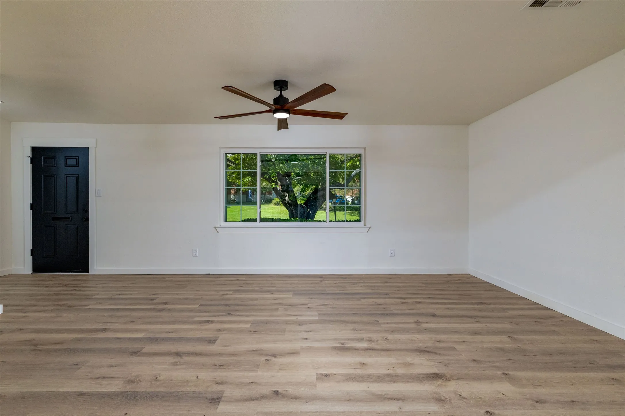 Single Family Residence For Sale in Tarrant County , 102 Juniper Street, Mansfield, Texas 76063, 3 Bedroom, 2 Bathroom, 2 Garage spaces, 1,614 Sqft, built in 1960, mls#21410213, Real Estate Agent in Mansfield, Homes For Sale in Tarrant county, Homes For Sale in Mansfield, Realtor in Mansfield Texas, Real Estate Brokerage Independent Realty Texas, Luminita Cordes Realtor