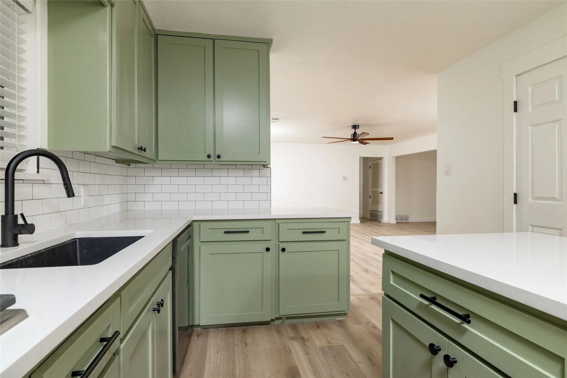Single Family Residence For Sale in Tarrant County , 102 Juniper Street, Mansfield, Texas 76063, 3 Bedroom, 2 Bathroom, 2 Garage spaces, 1,614 Sqft, built in 1960, mls#21410213, Real Estate Agent in Mansfield, Homes For Sale in Tarrant county, Homes For Sale in Mansfield, Realtor in Mansfield Texas, Real Estate Brokerage Independent Realty Texas, Luminita Cordes Realtor