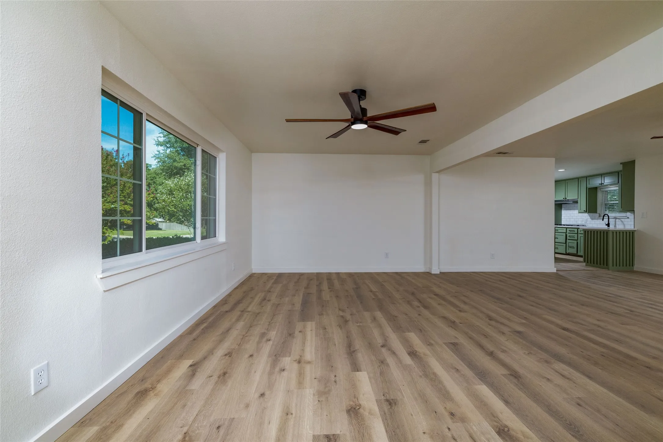 Single Family Residence For Sale in Tarrant County , 102 Juniper Street, Mansfield, Texas 76063, 3 Bedroom, 2 Bathroom, 2 Garage spaces, 1,614 Sqft, built in 1960, mls#21410213, Real Estate Agent in Mansfield, Homes For Sale in Tarrant county, Homes For Sale in Mansfield, Realtor in Mansfield Texas, Real Estate Brokerage Independent Realty Texas, Luminita Cordes Realtor