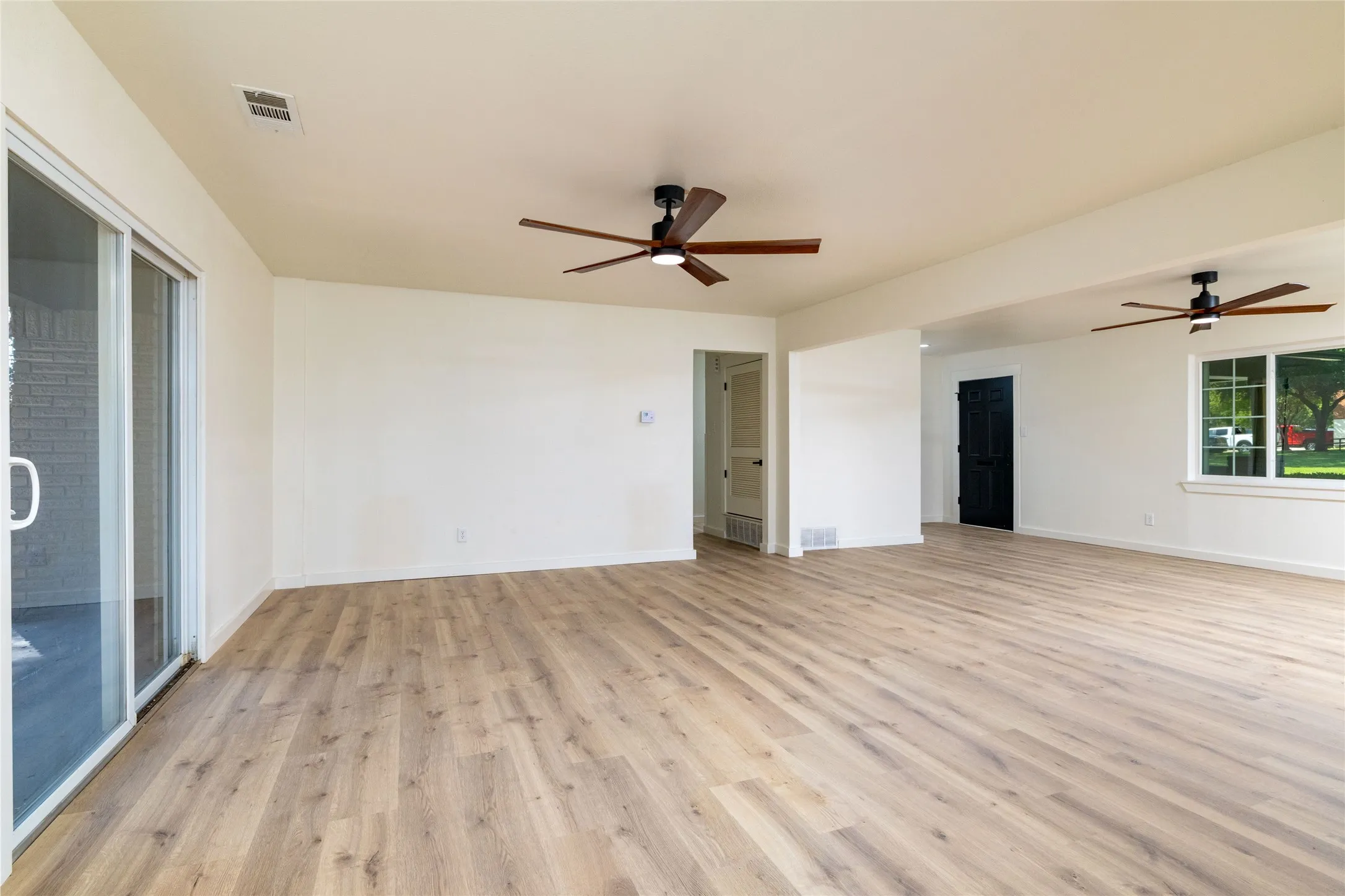 Single Family Residence For Sale in Tarrant County , 102 Juniper Street, Mansfield, Texas 76063, 3 Bedroom, 2 Bathroom, 2 Garage spaces, 1,614 Sqft, built in 1960, mls#21410213, Real Estate Agent in Mansfield, Homes For Sale in Tarrant county, Homes For Sale in Mansfield, Realtor in Mansfield Texas, Real Estate Brokerage Independent Realty Texas, Luminita Cordes Realtor